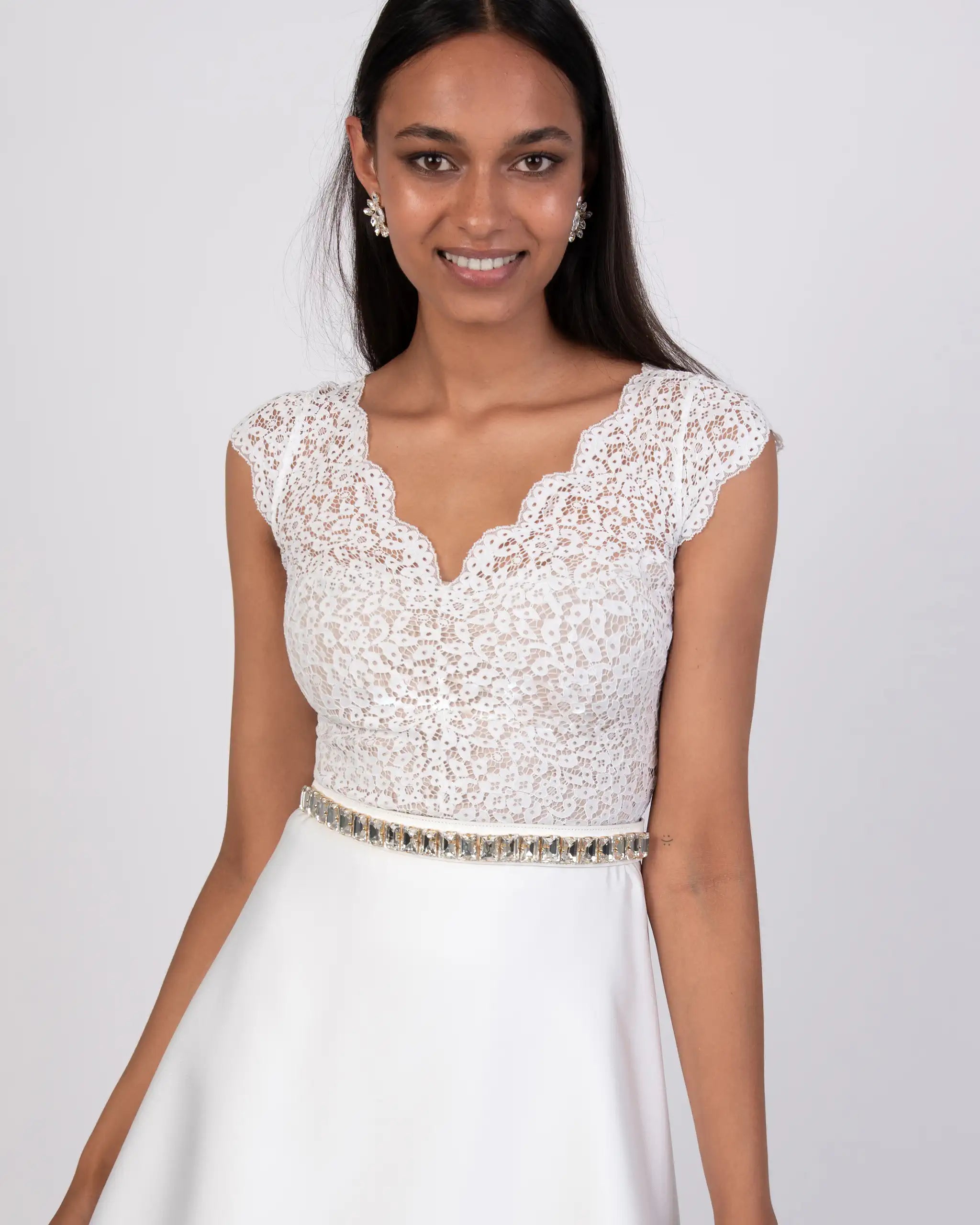 Kurzarm Brautbody aus floraler Spitze Ansicht vorne