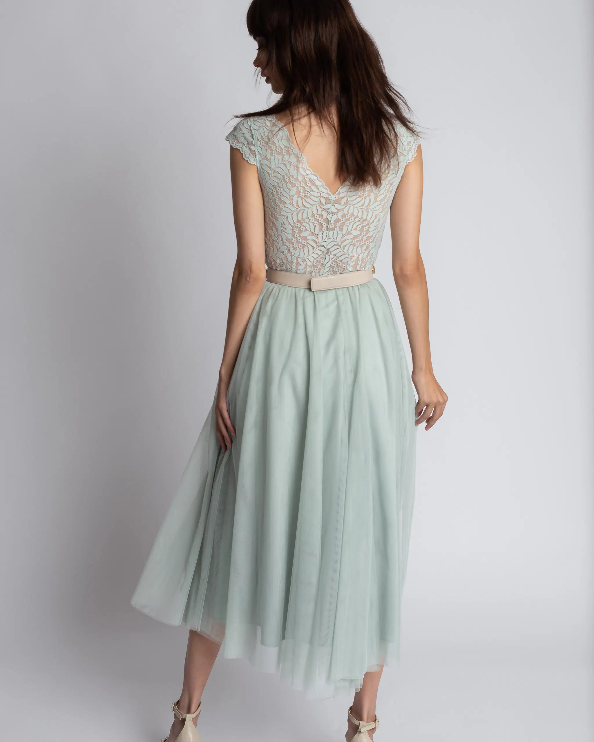 Kurzarm Body aus floraler Spitze mit V-Ausschnitt in salbeigrün - Ansicht hinten