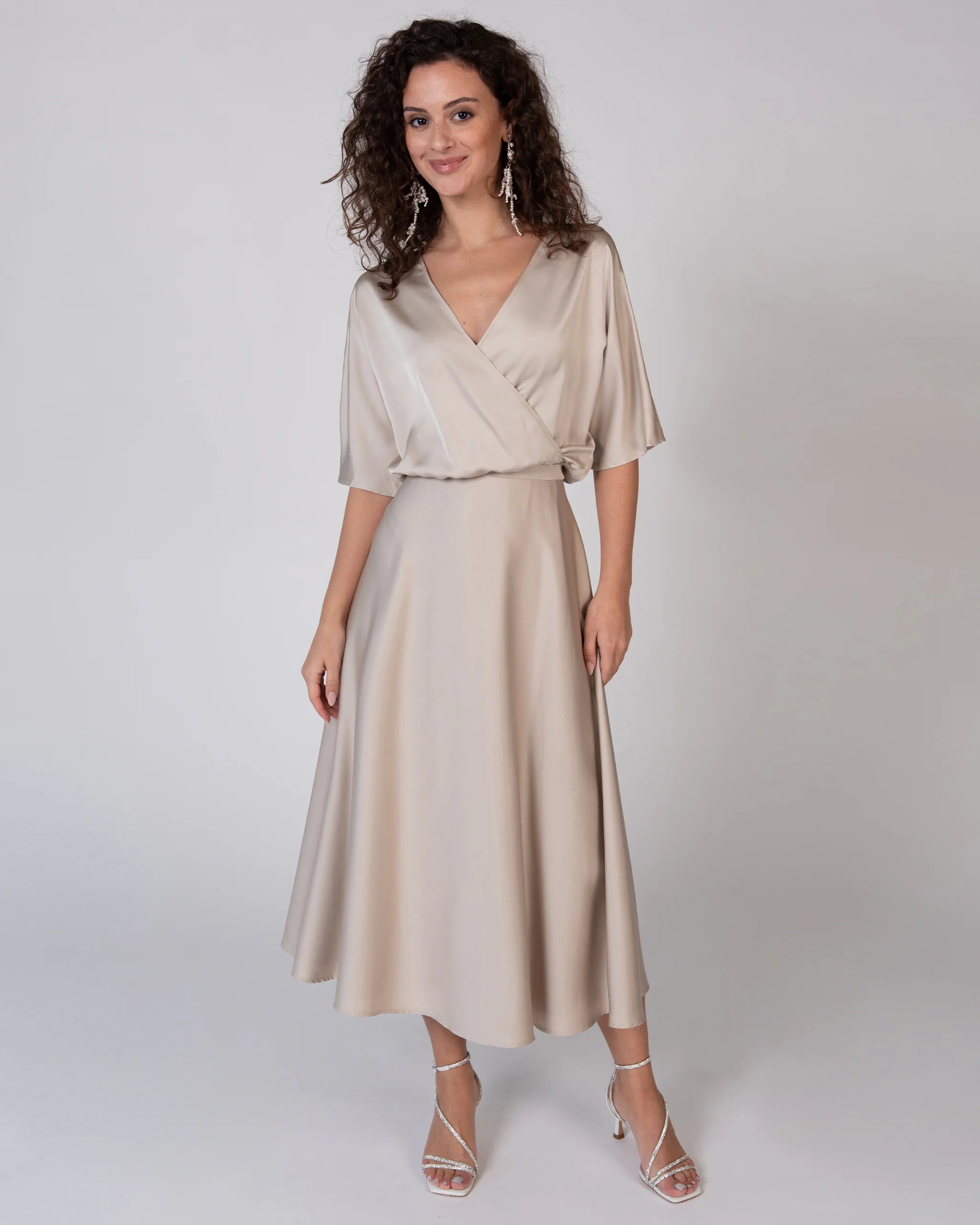 Wadenlanger Satinrock in champagne Ansicht vorne