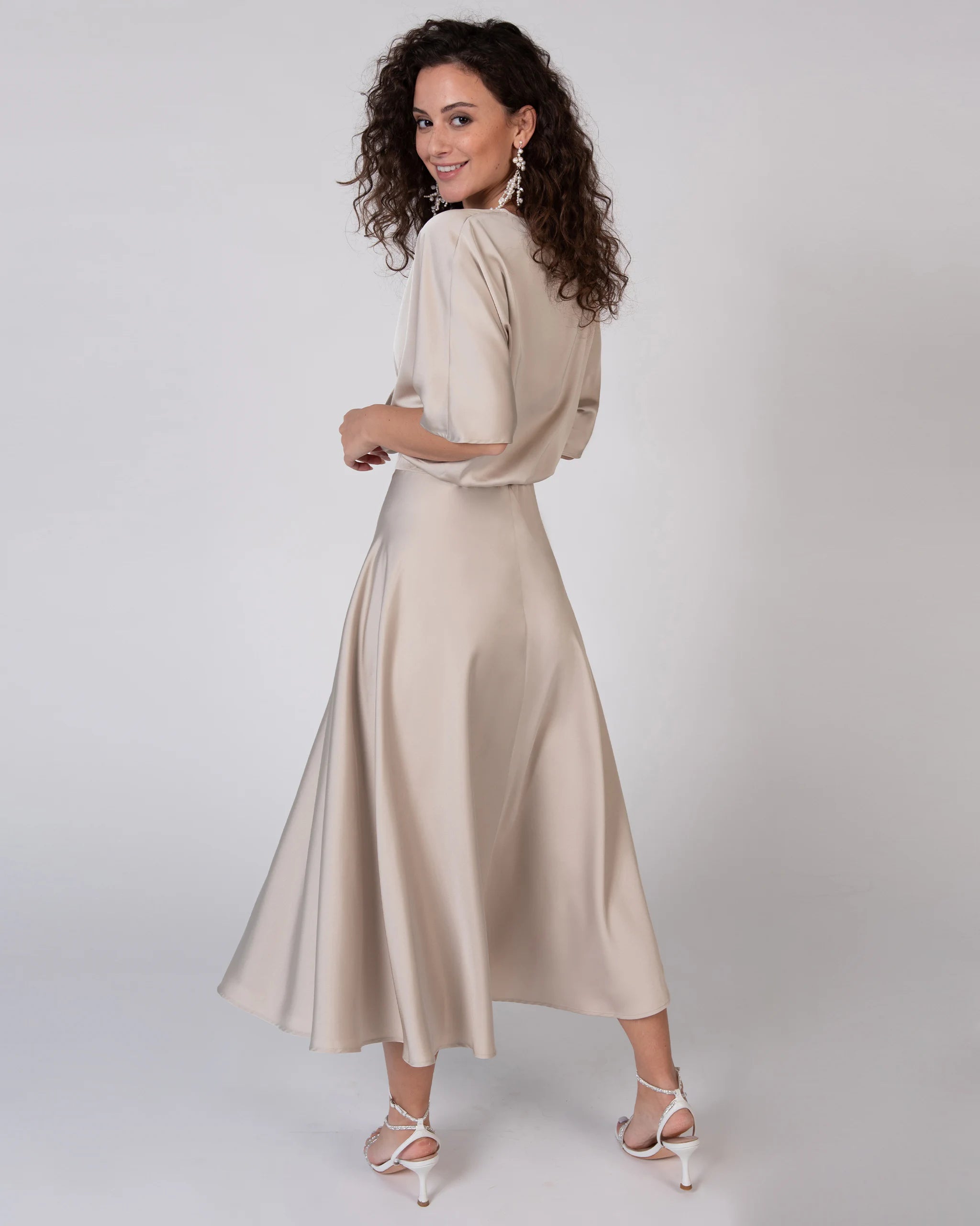 Wadenlanger Satinrock in champagne Ansicht vorne