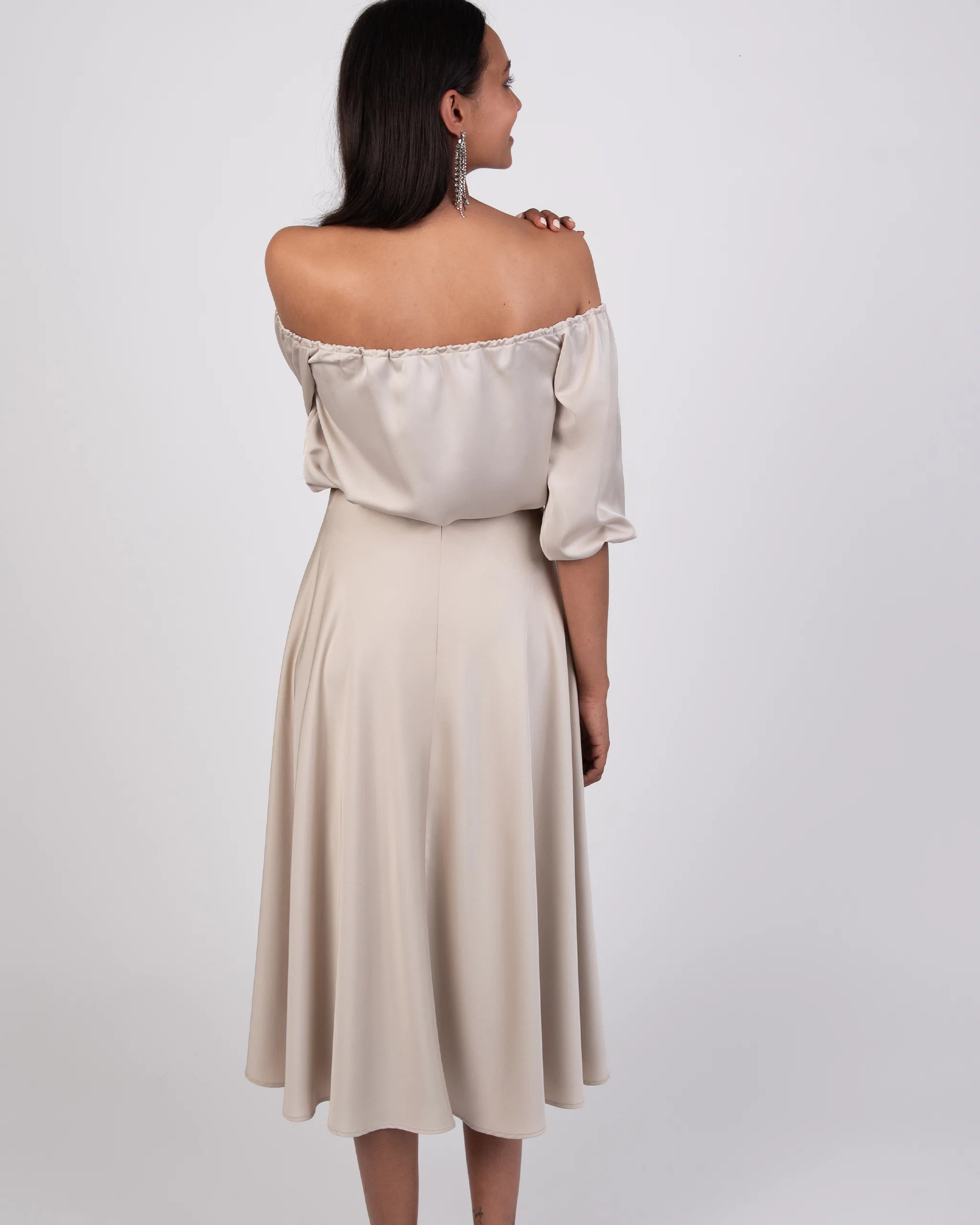 Wadenlanger Satinrock in champagne Ansicht hinten