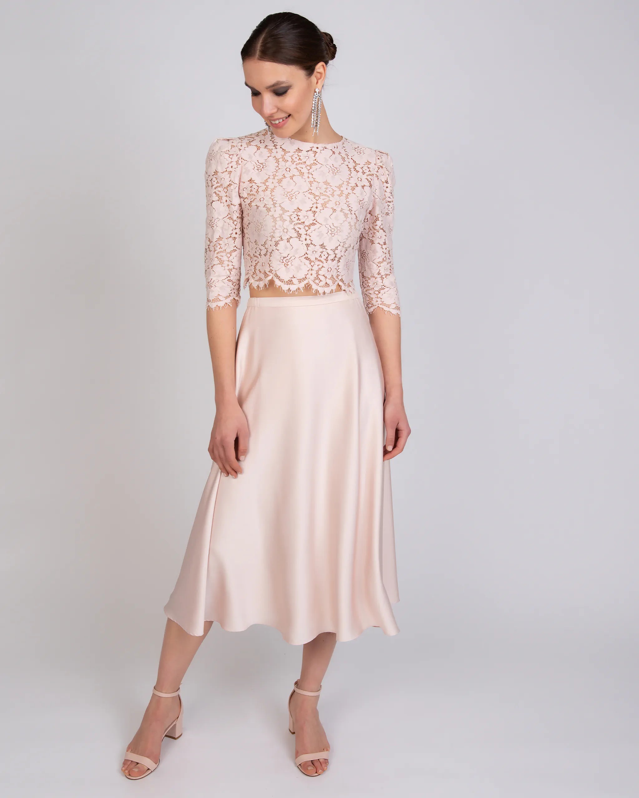 Wadenlanger Satinrock in rosa Ansicht vorne