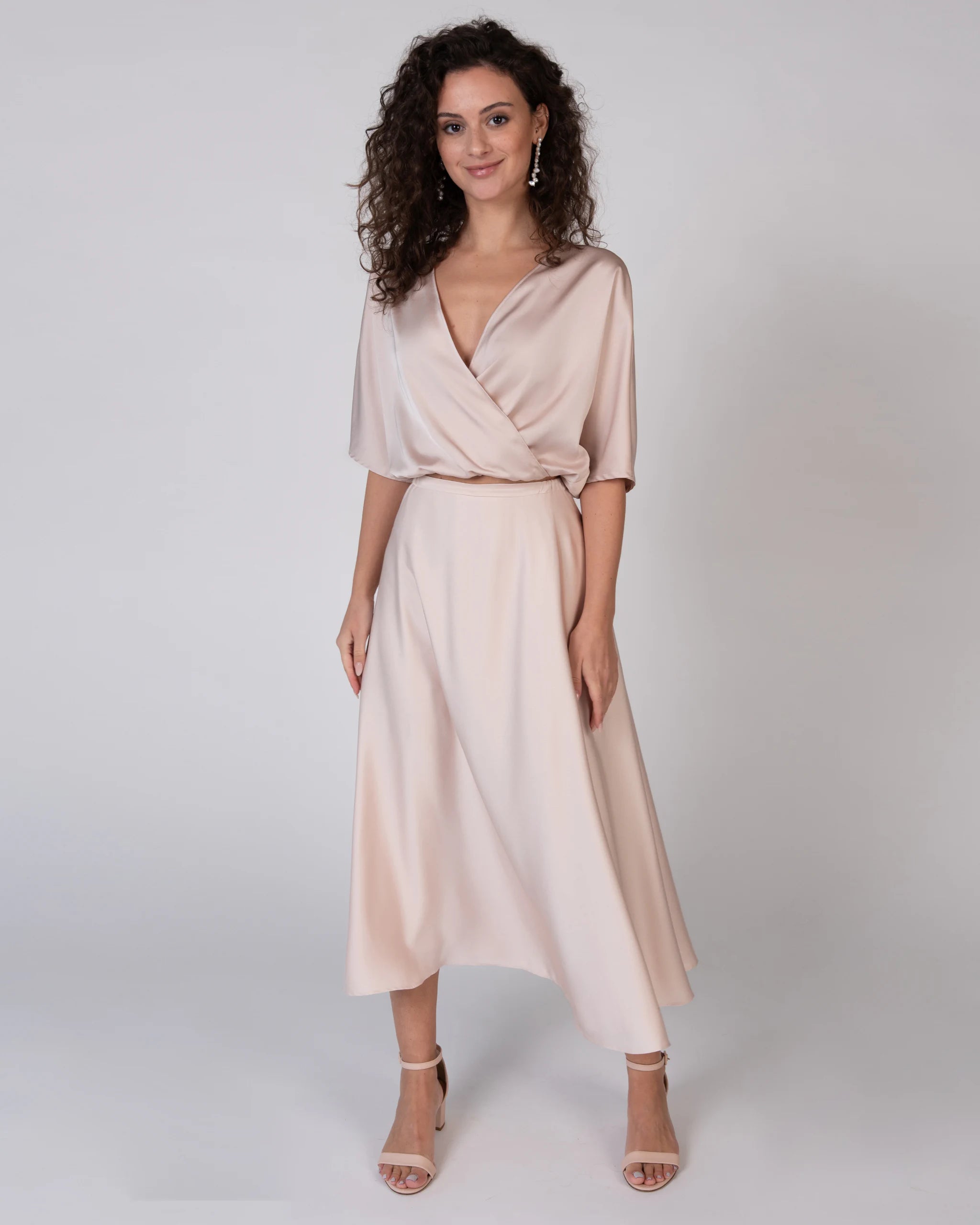 Wadenlanger Satinrock in rosa Ansicht vorne