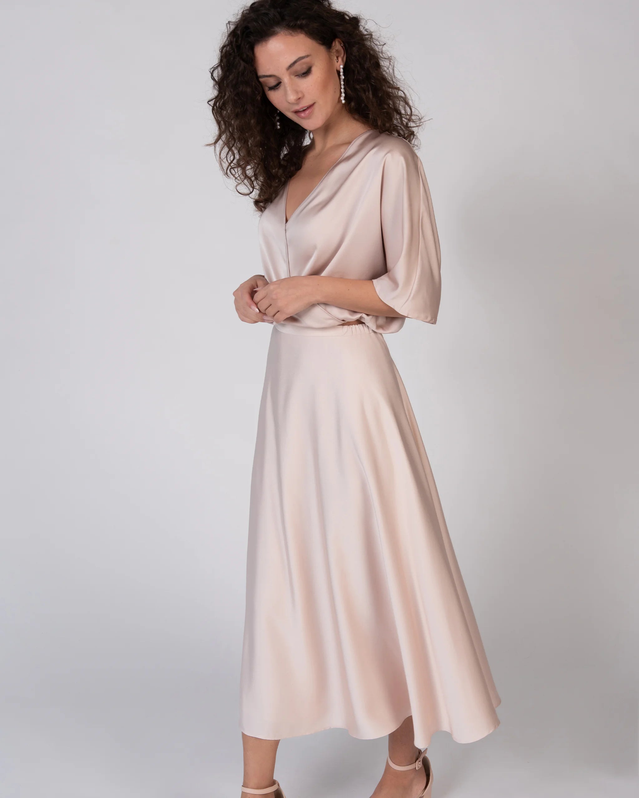 Wadenlanger Satinrock in rosa Ansicht Seite