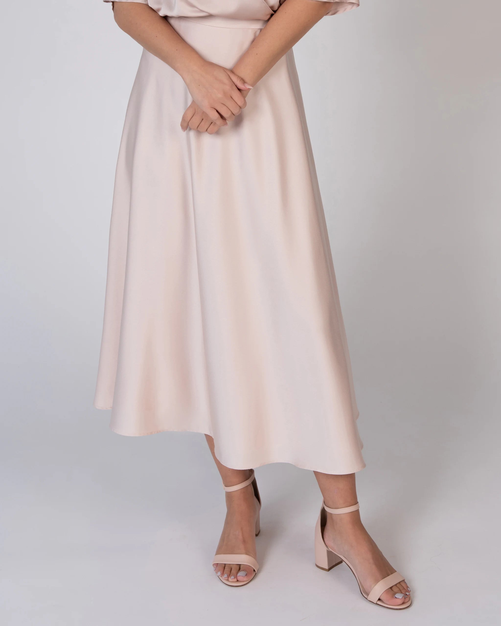 Wadenlanger Satinrock in rosa Ansicht Detailansicht vorne