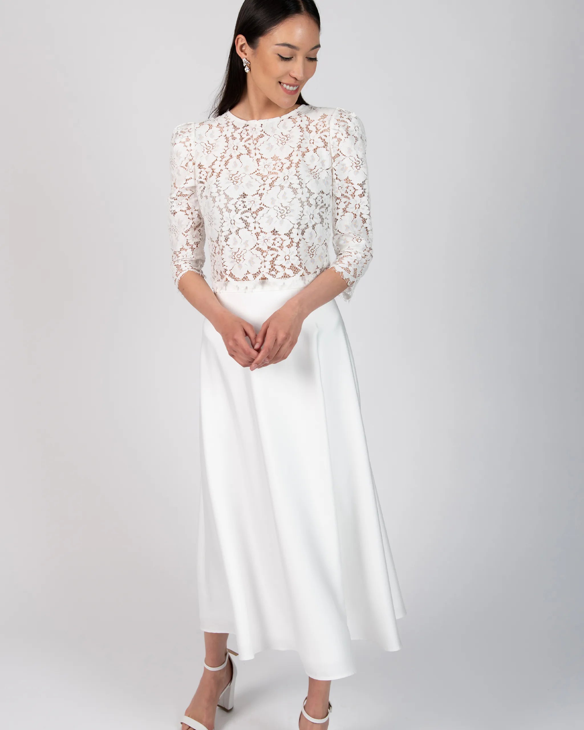 Wadenlanger Satin Brautrock Ansicht vorne