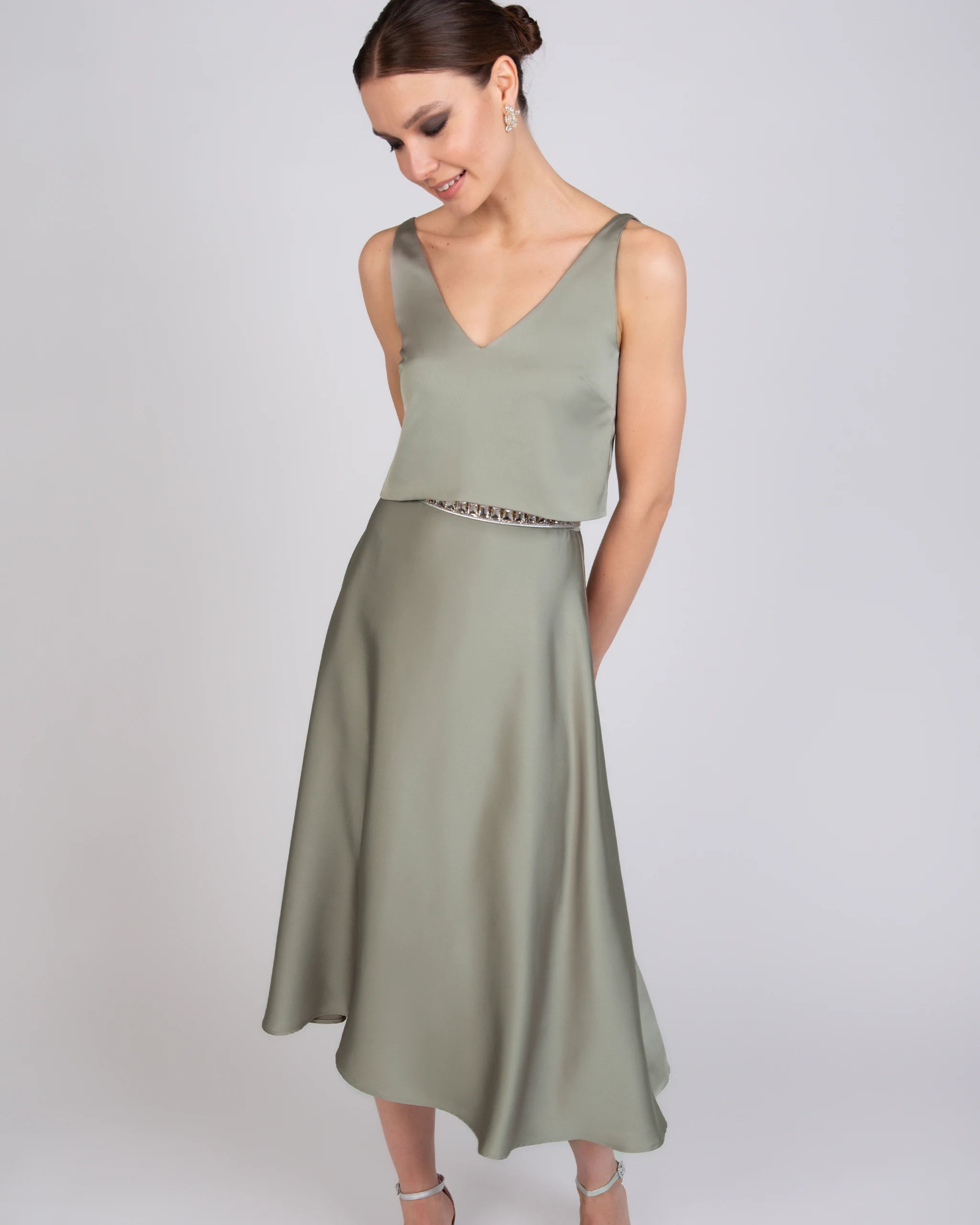 Wadenlanger Satinrock in olive Ansicht vorne