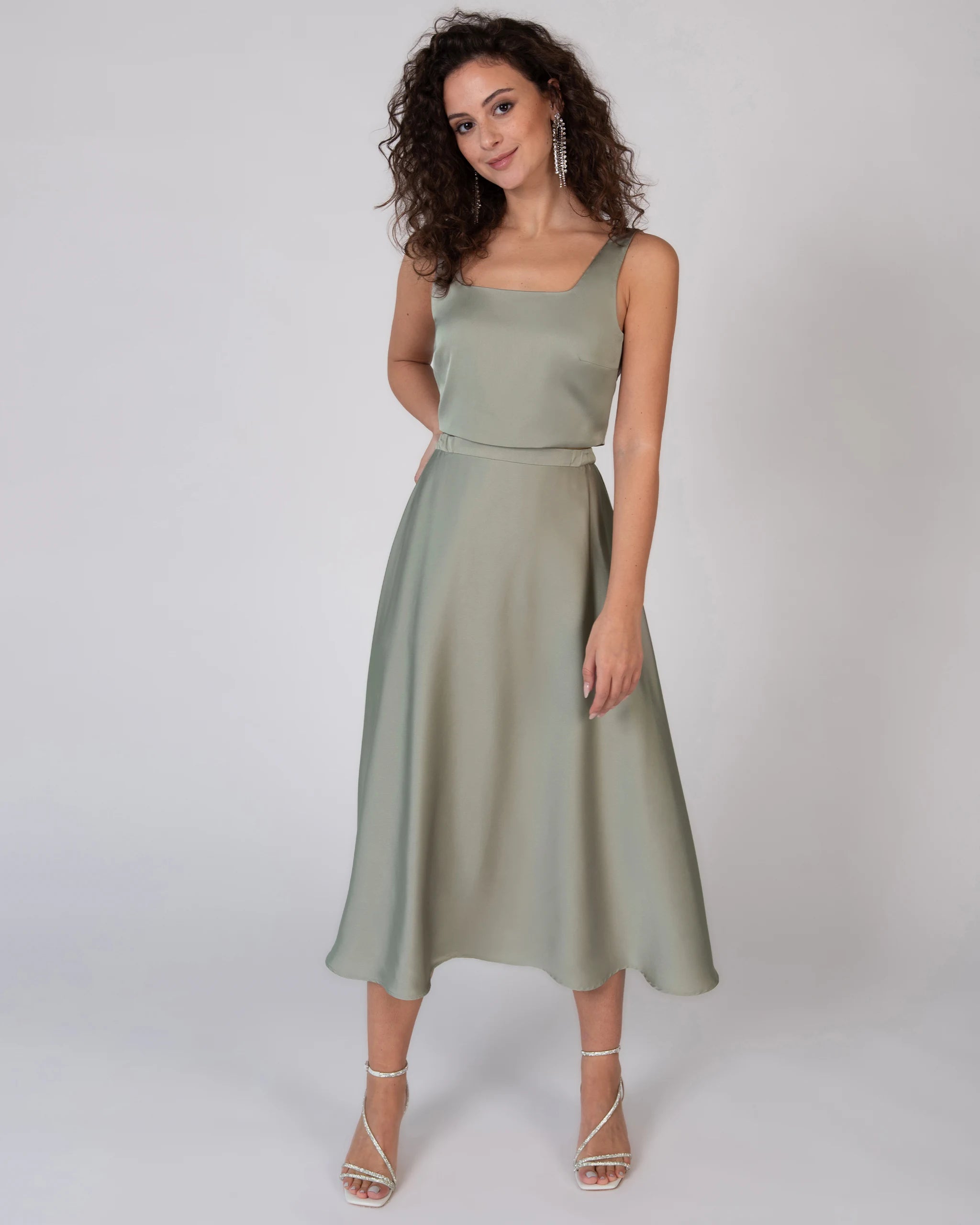 Wadenlanger Satinrock in olive Ansicht vorne