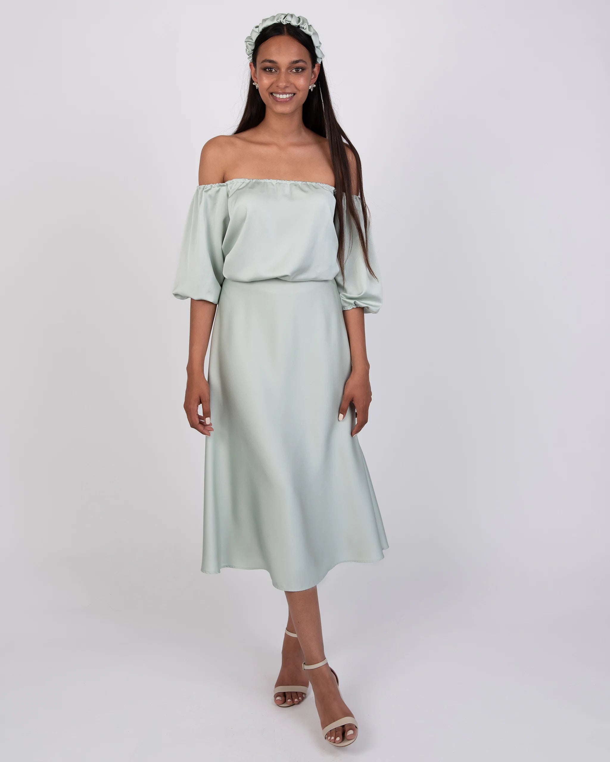 Wadenlanger Satinrock in salbeigrün Ansicht vorne