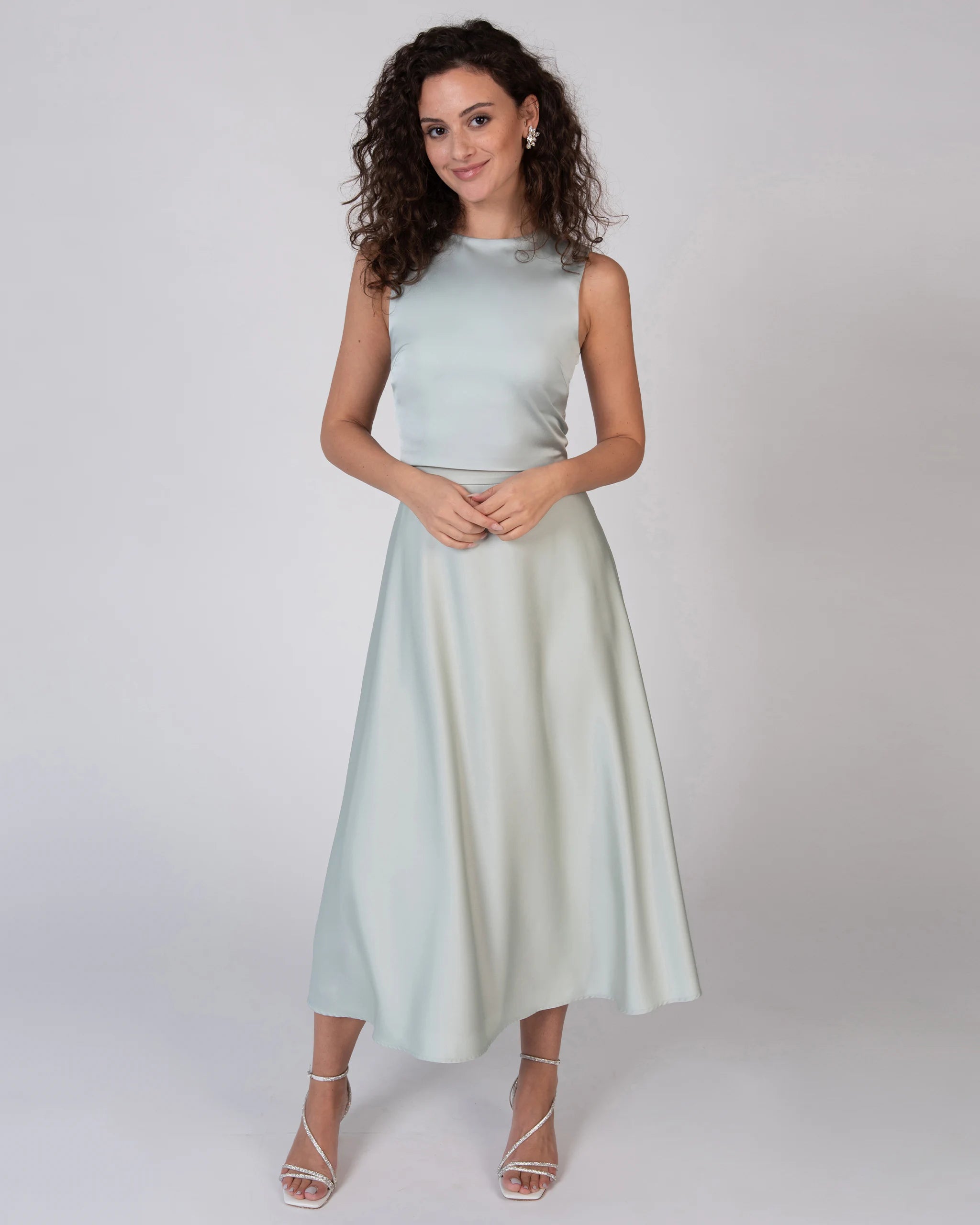 Wadenlanger Satinrock in salbeigrün Ansicht vorne