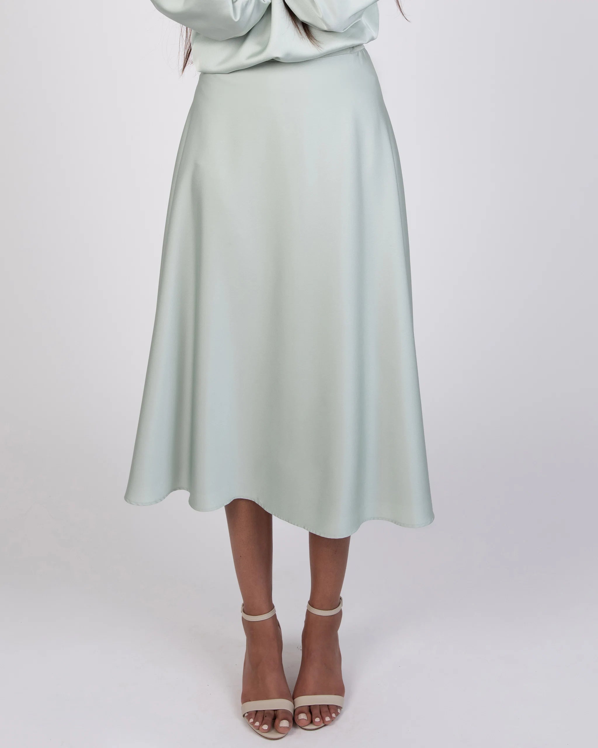 Wadenlanger Satinrock in salbeigrün Ansicht seitlich