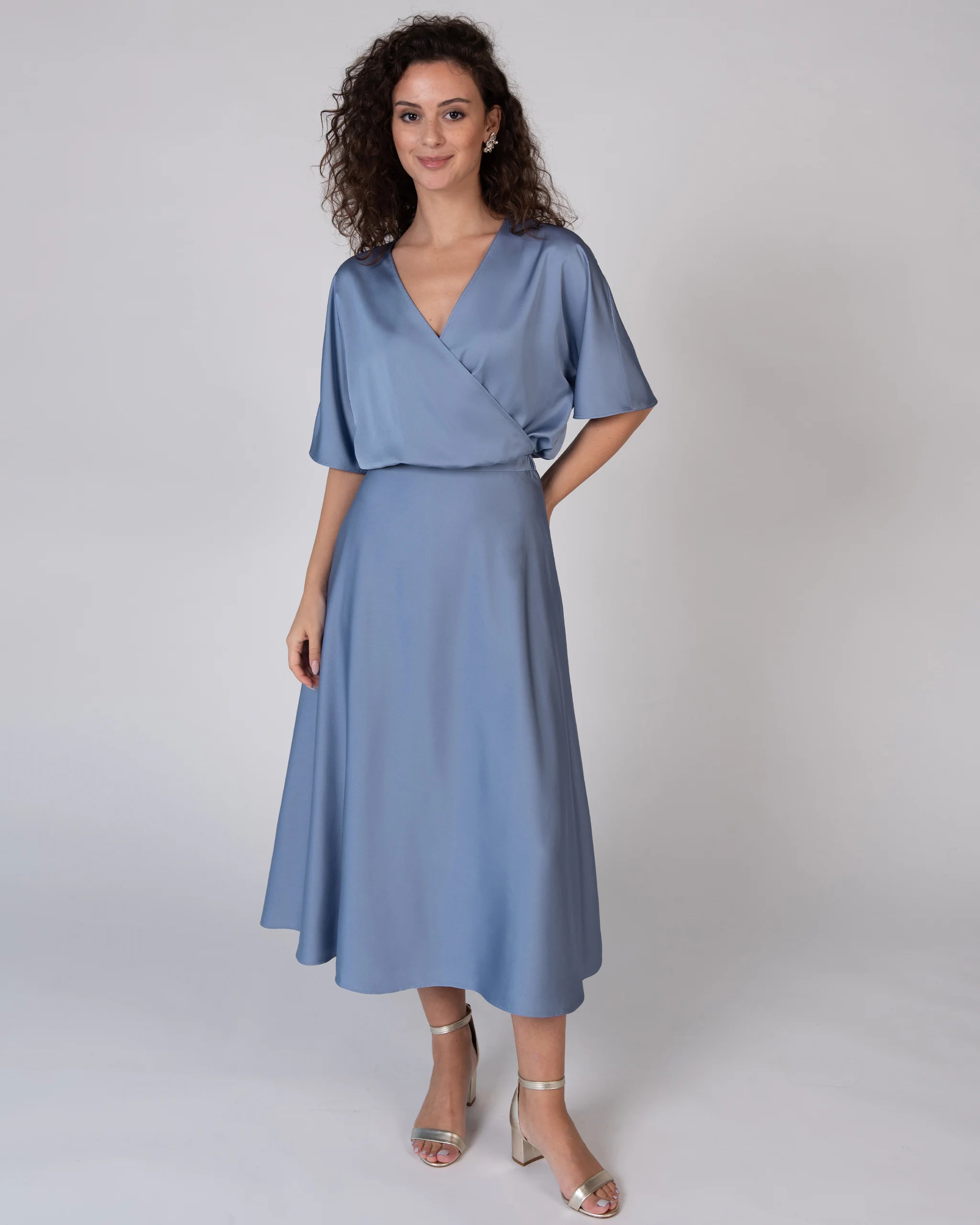 Wadenlanger Satinrock in something blue Ansicht vorne