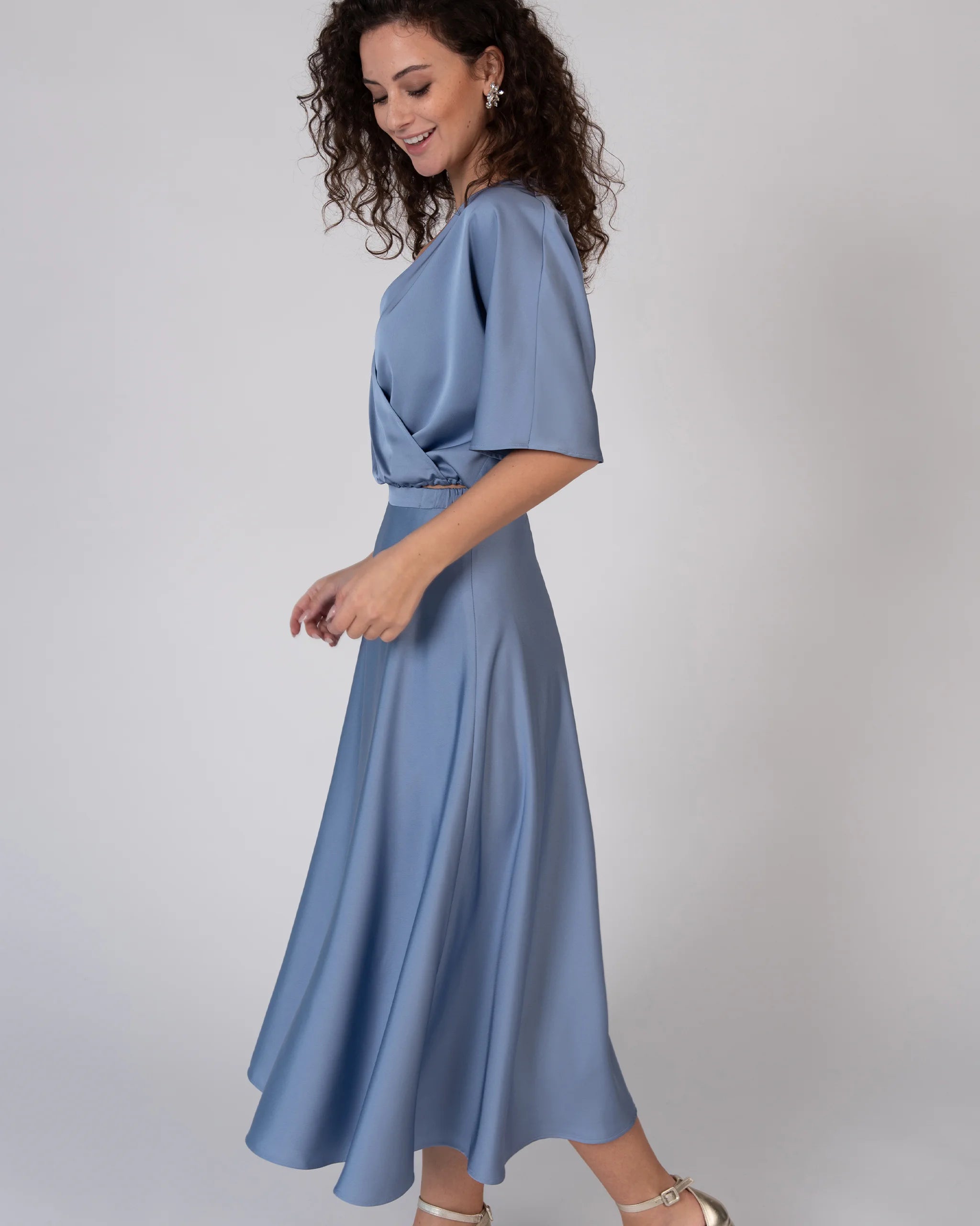 Wadenlanger Satinrock in something blue Ansicht Seite