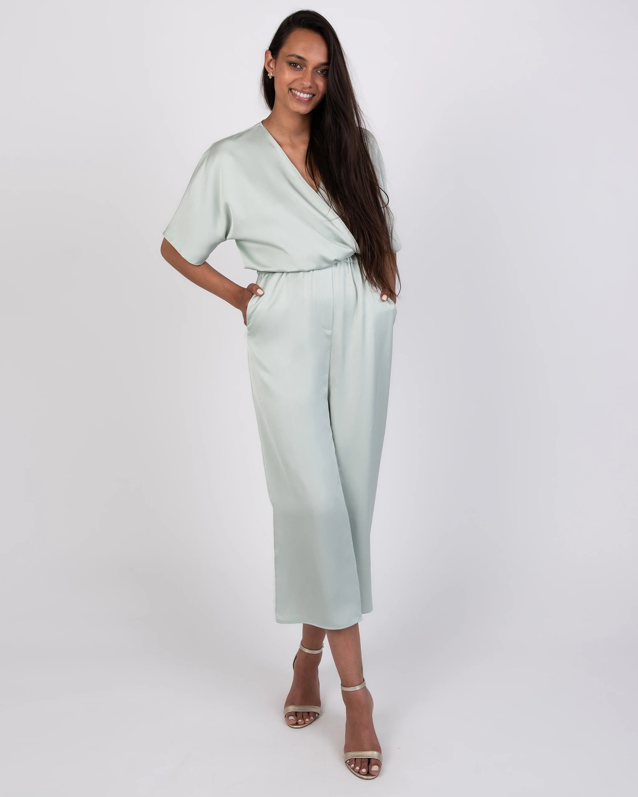 Satin Culotte für Hochzeitsgäste in salbeigrün Ansicht vorne