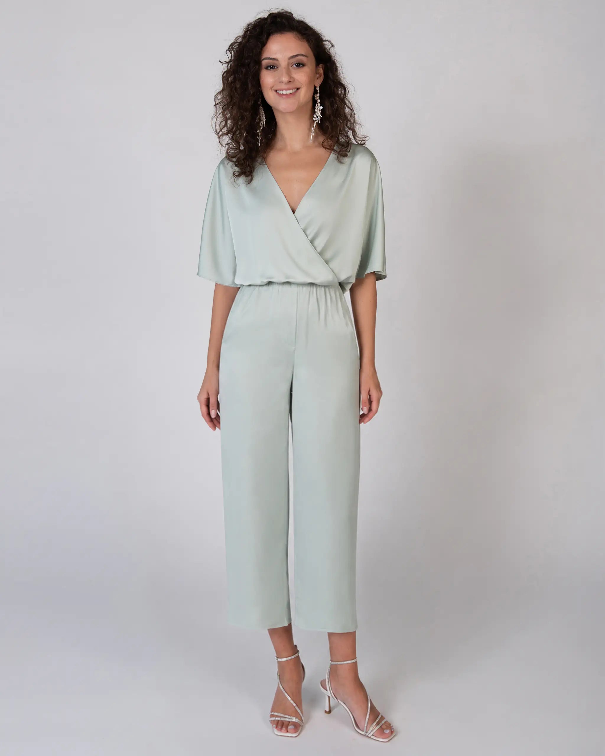 Satin Culotte für Hochzeitsgäste in salbeigrün Ansicht vorne