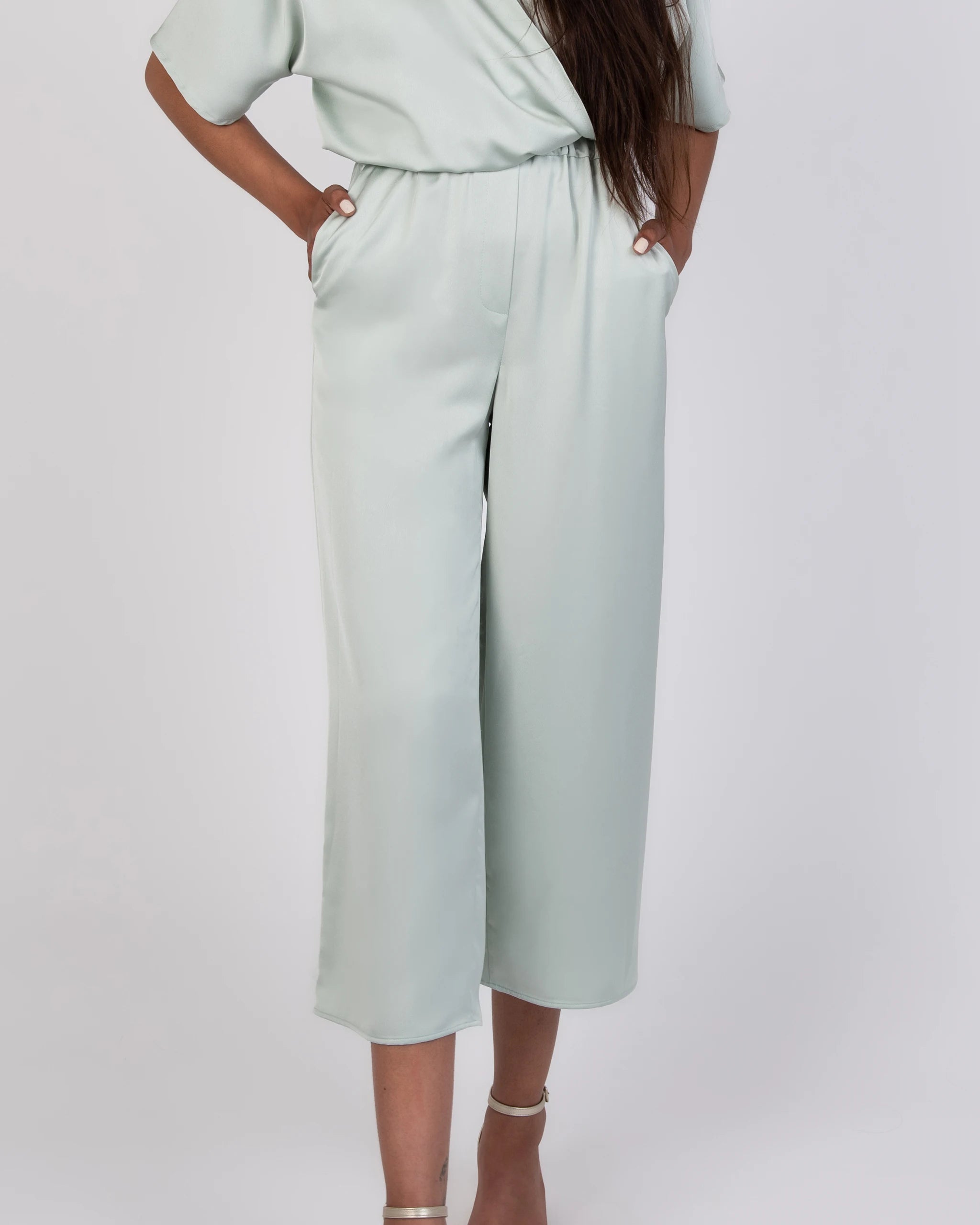 Satin Culotte für Hochzeitsgäste in salbeigrün Detailansicht