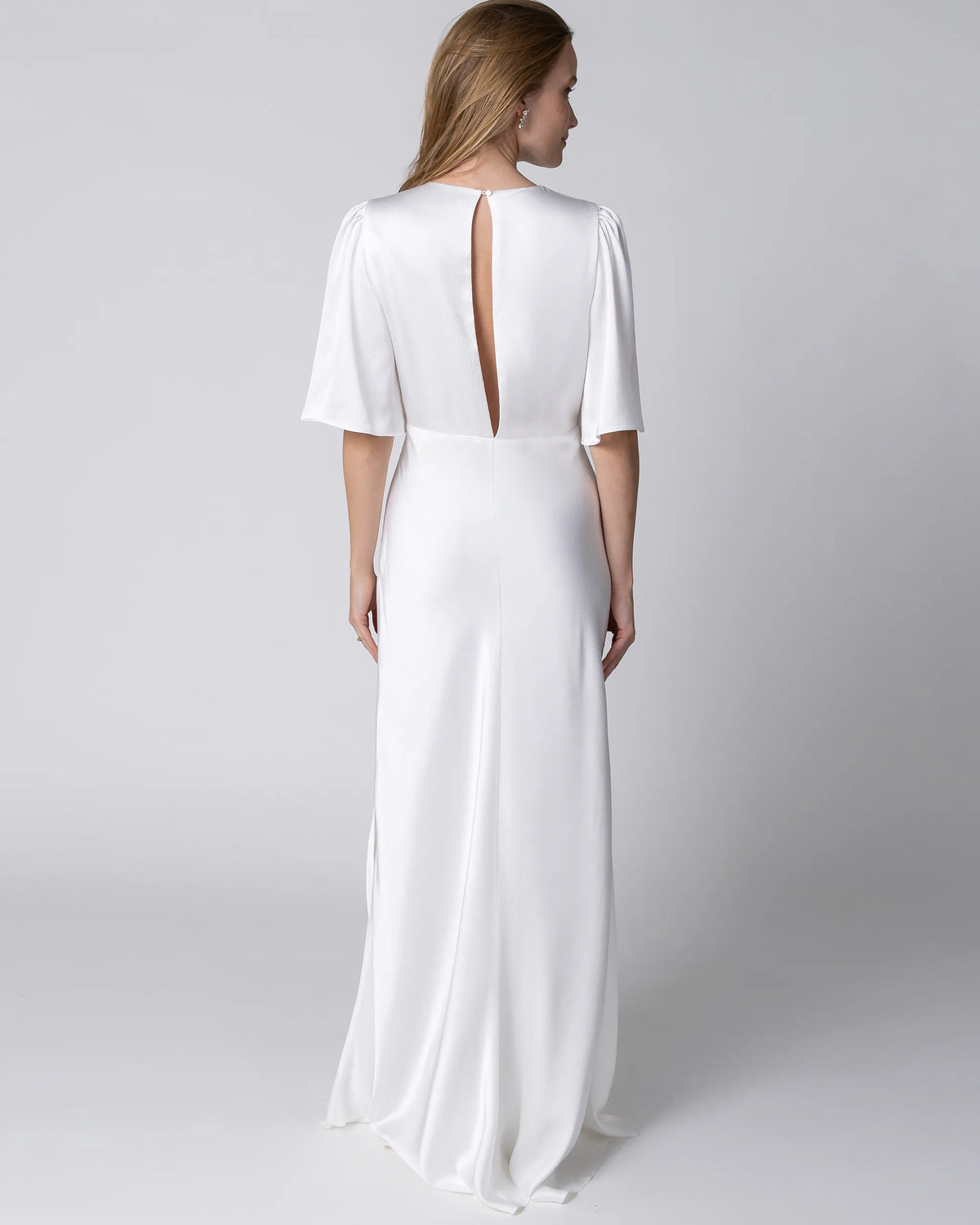 Bodenlanges Kurzarm Satin Brautkleid mit V-Ausschnitt Ansicht hinten