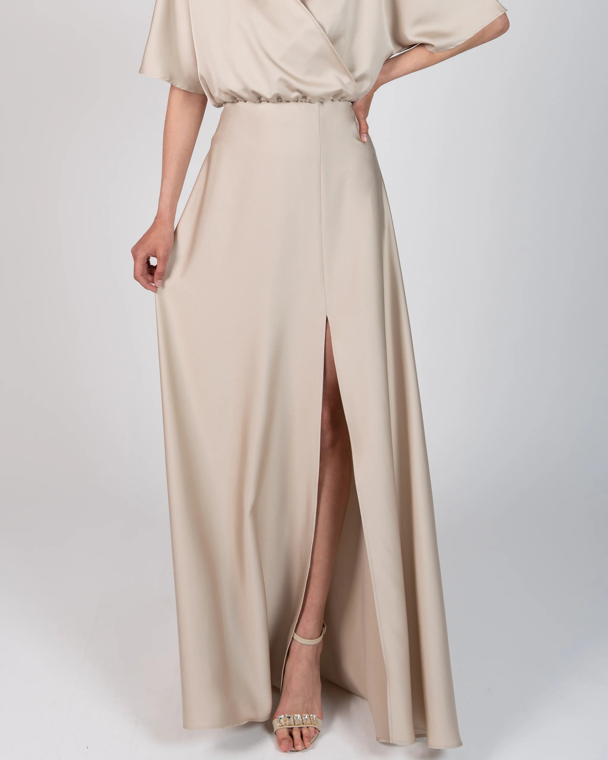 Bodenlanger Satinrock mit Schlitz in champagne Detailansicht