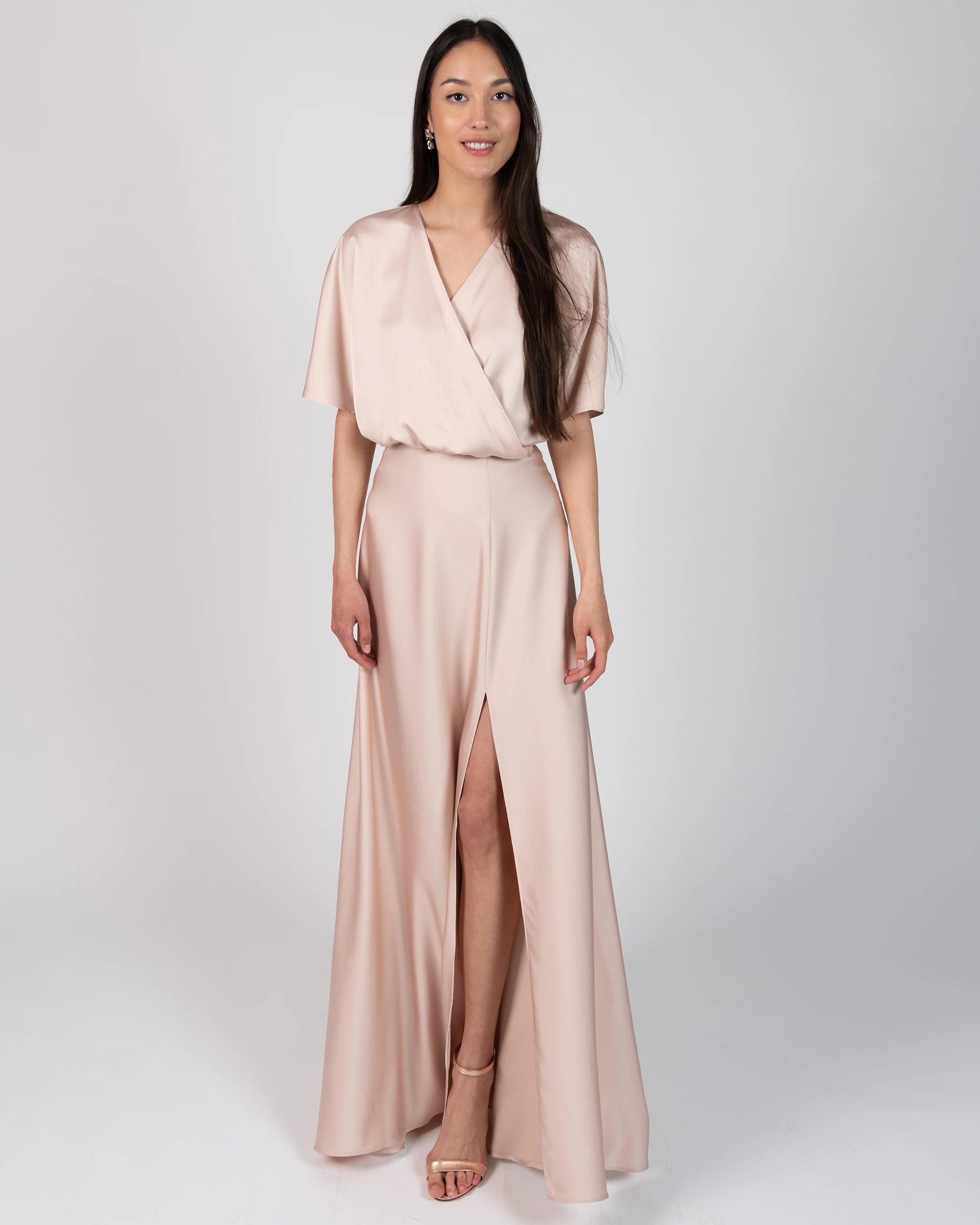 Bodenlanger Satinrock mit Schlitz in rosa Ansicht vorne