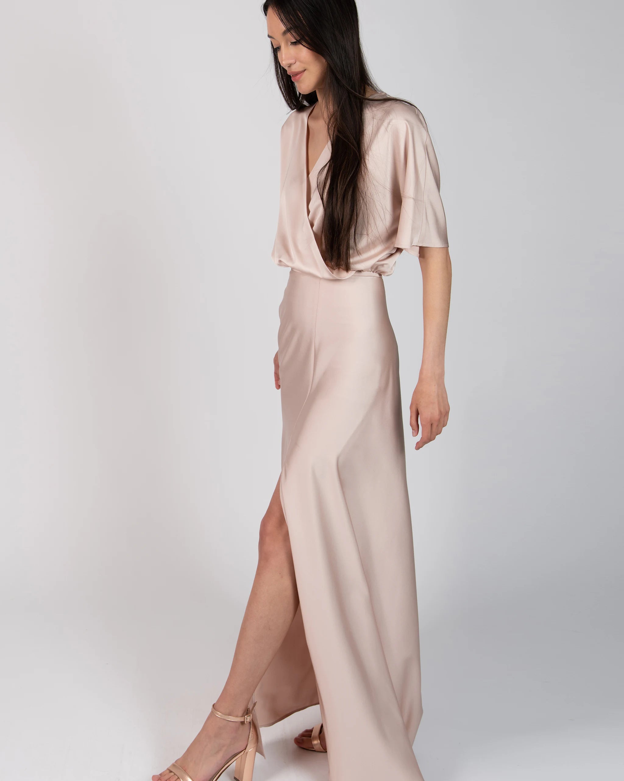 Bodenlanger Satinrock mit Schlitz in rosa Ansicht Seite