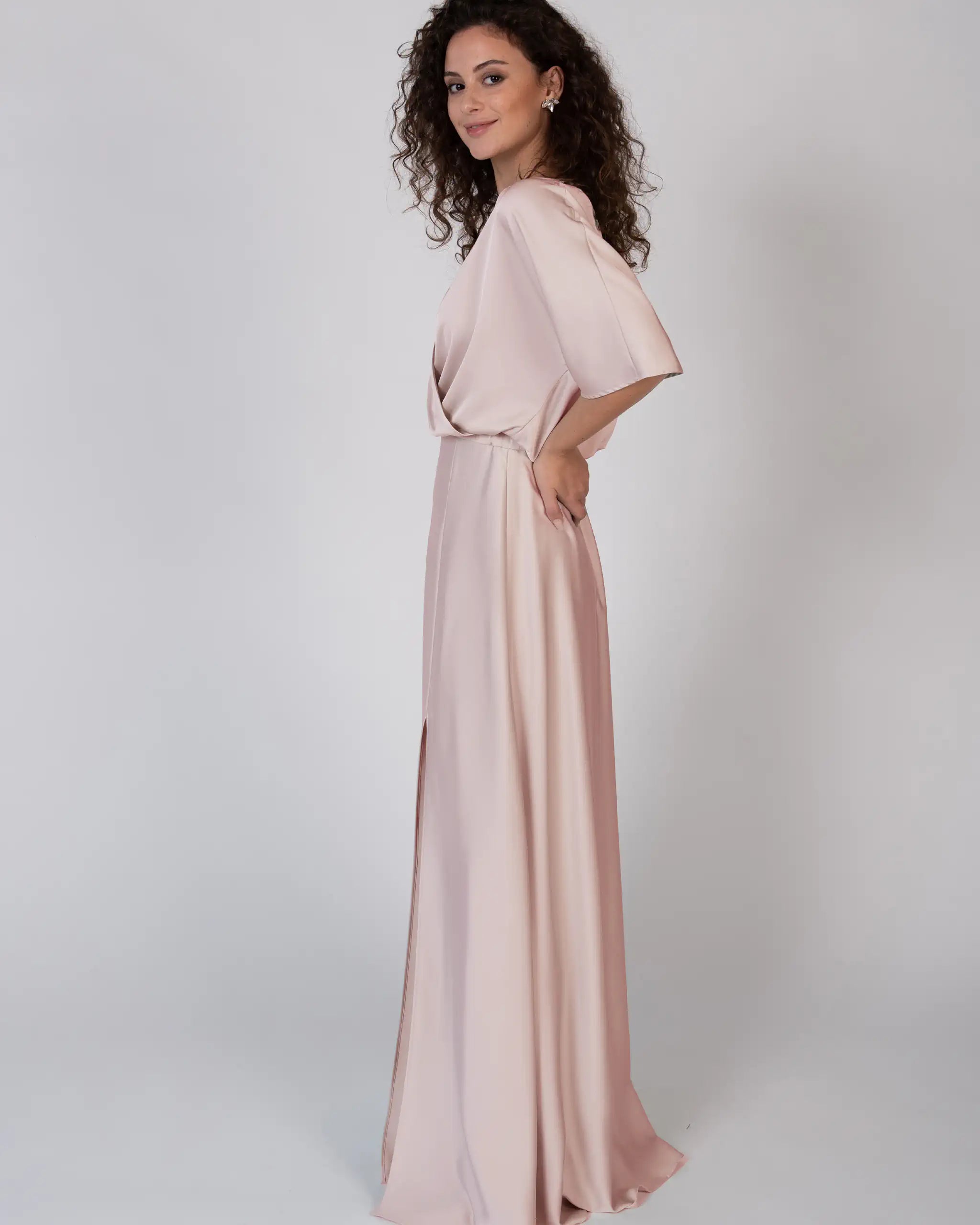 Bodenlanger Satinrock mit Schlitz in rosa Ansicht Seite