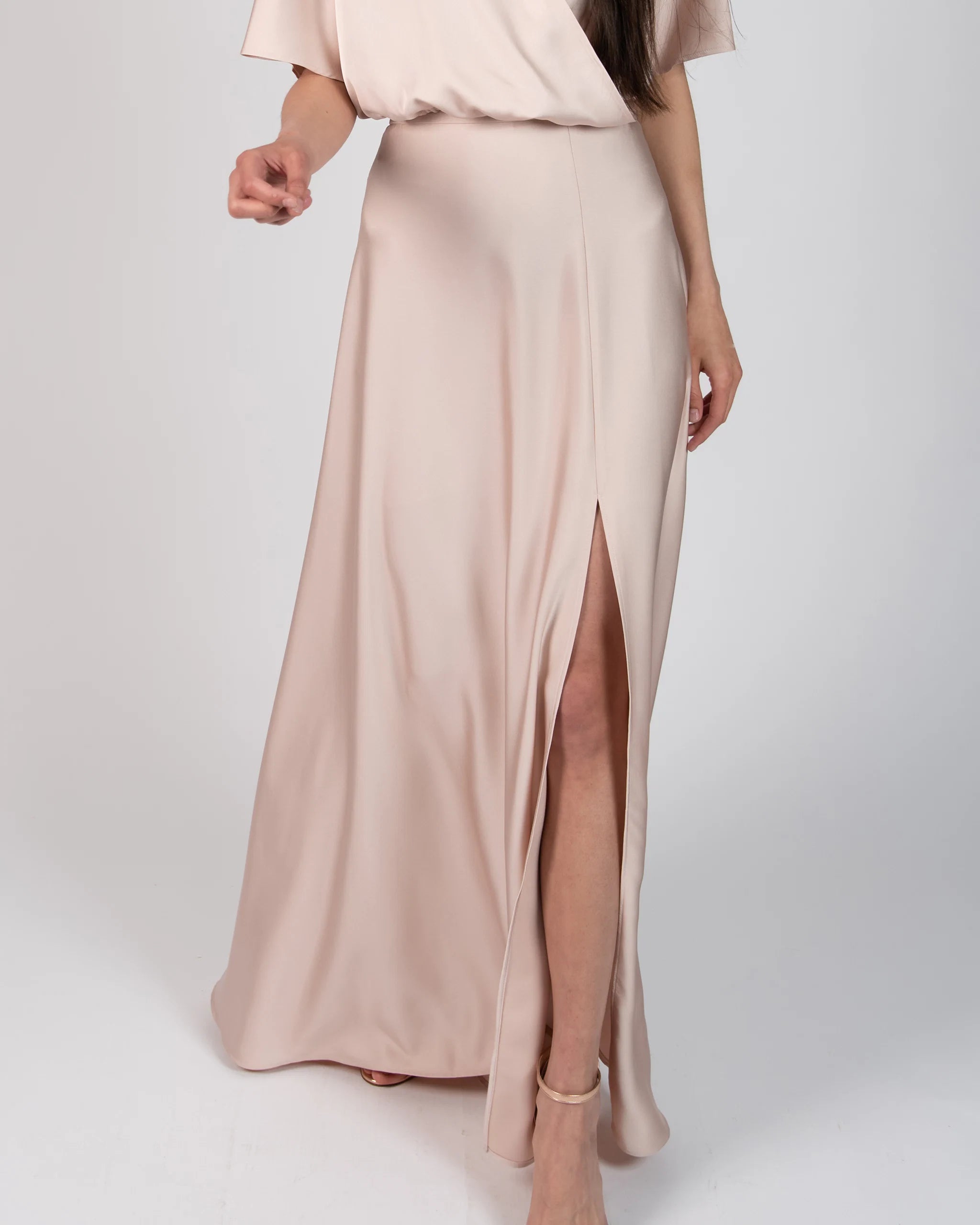 Bodenlanger Satinrock mit Schlitz in rosa Detailansicht