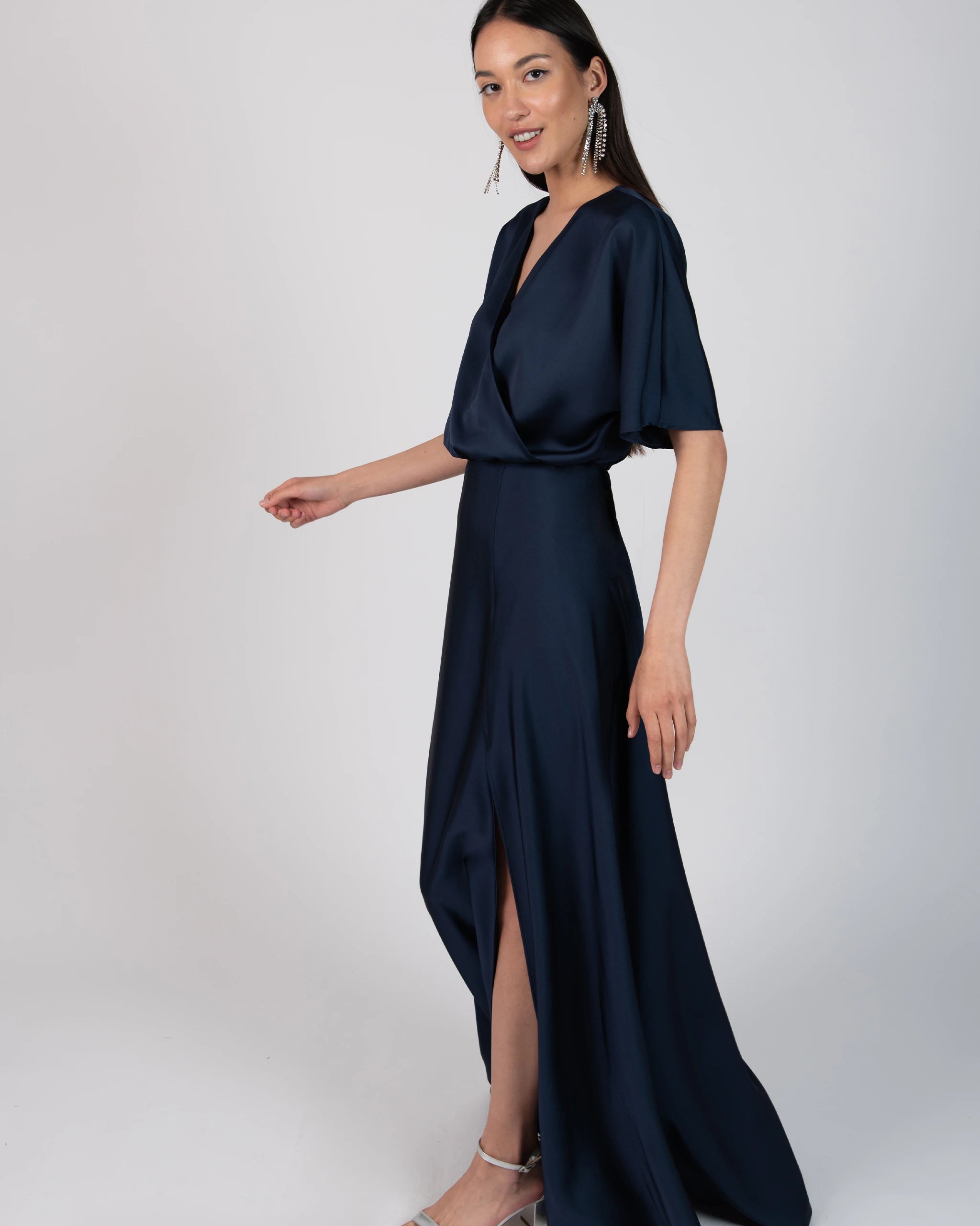 Bodenlanger Satinrock mit Schlitz in dunkelblau Ansicht seitlich