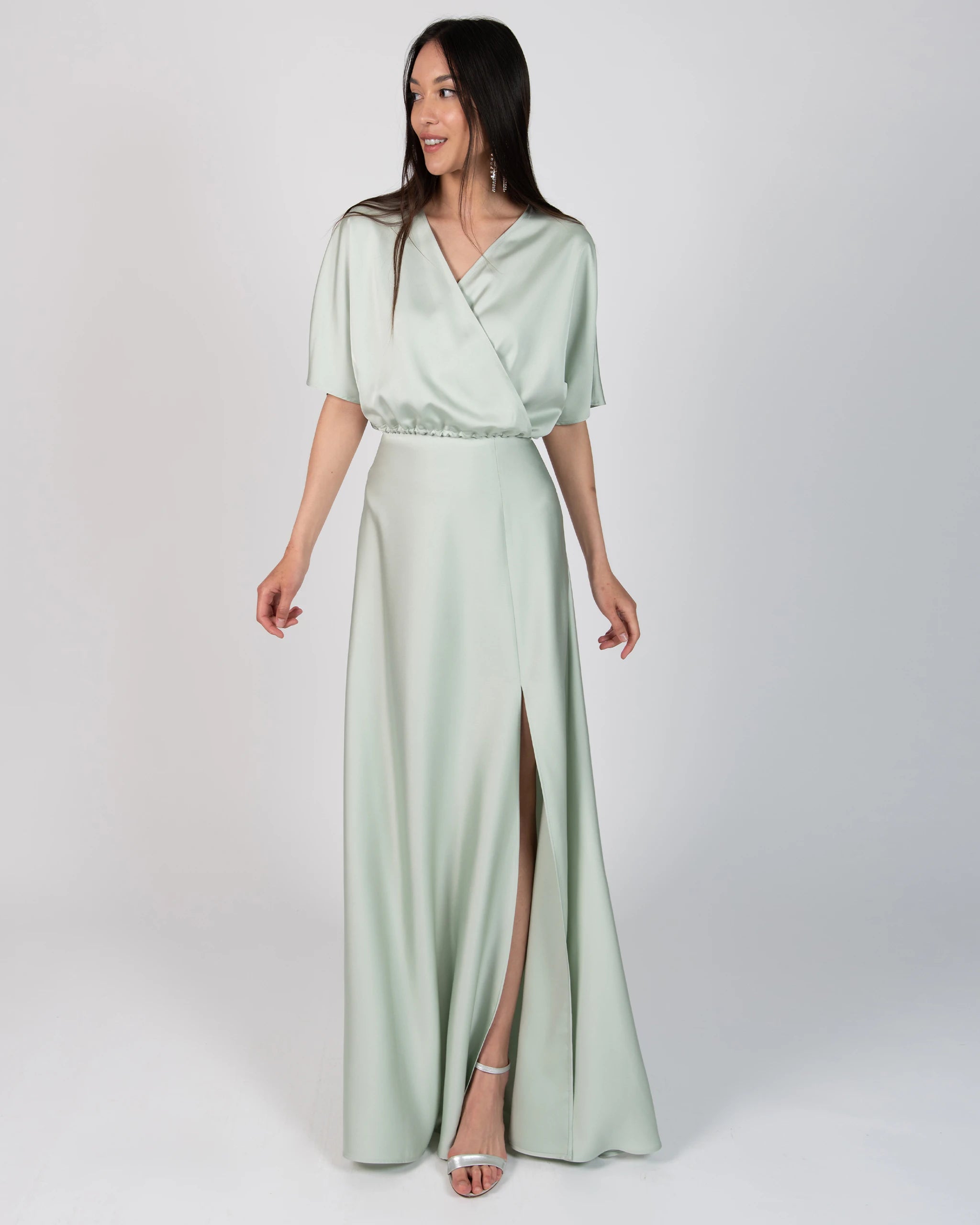 Bodenlanger Satinrock mit Schlitz in salbeigrün Ansicht vorne
