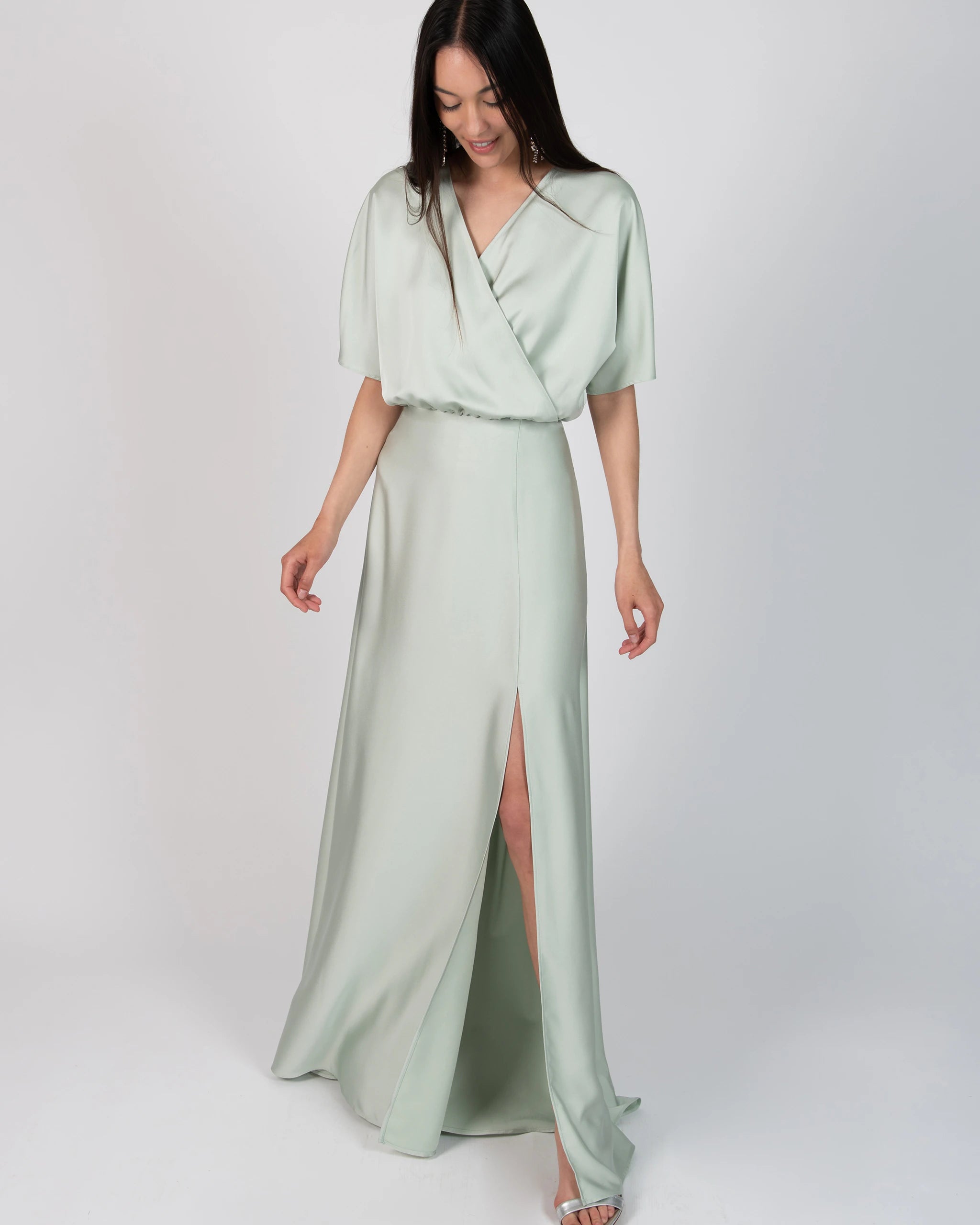 Bodenlanger Satinrock mit Schlitz in salbeigrün Ansicht vorne