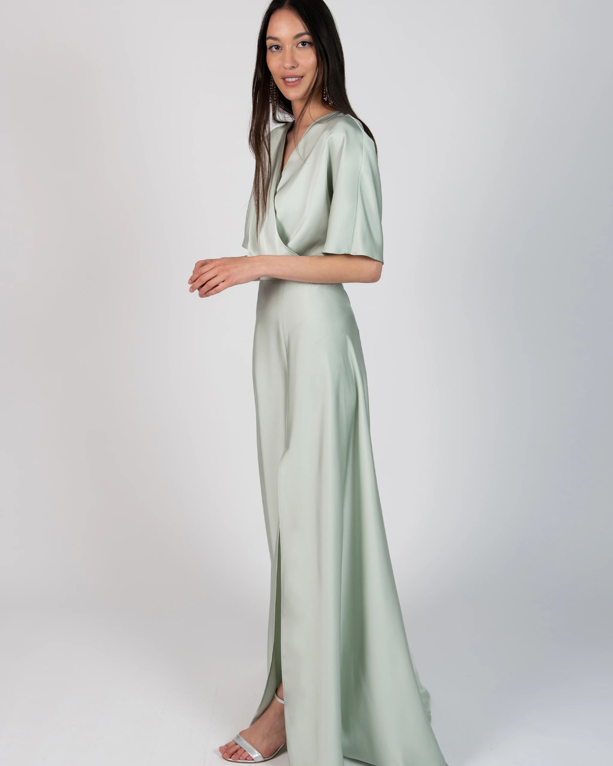 Bodenlanger Satinrock mit Schlitz in salbeigrün Ansicht Seite