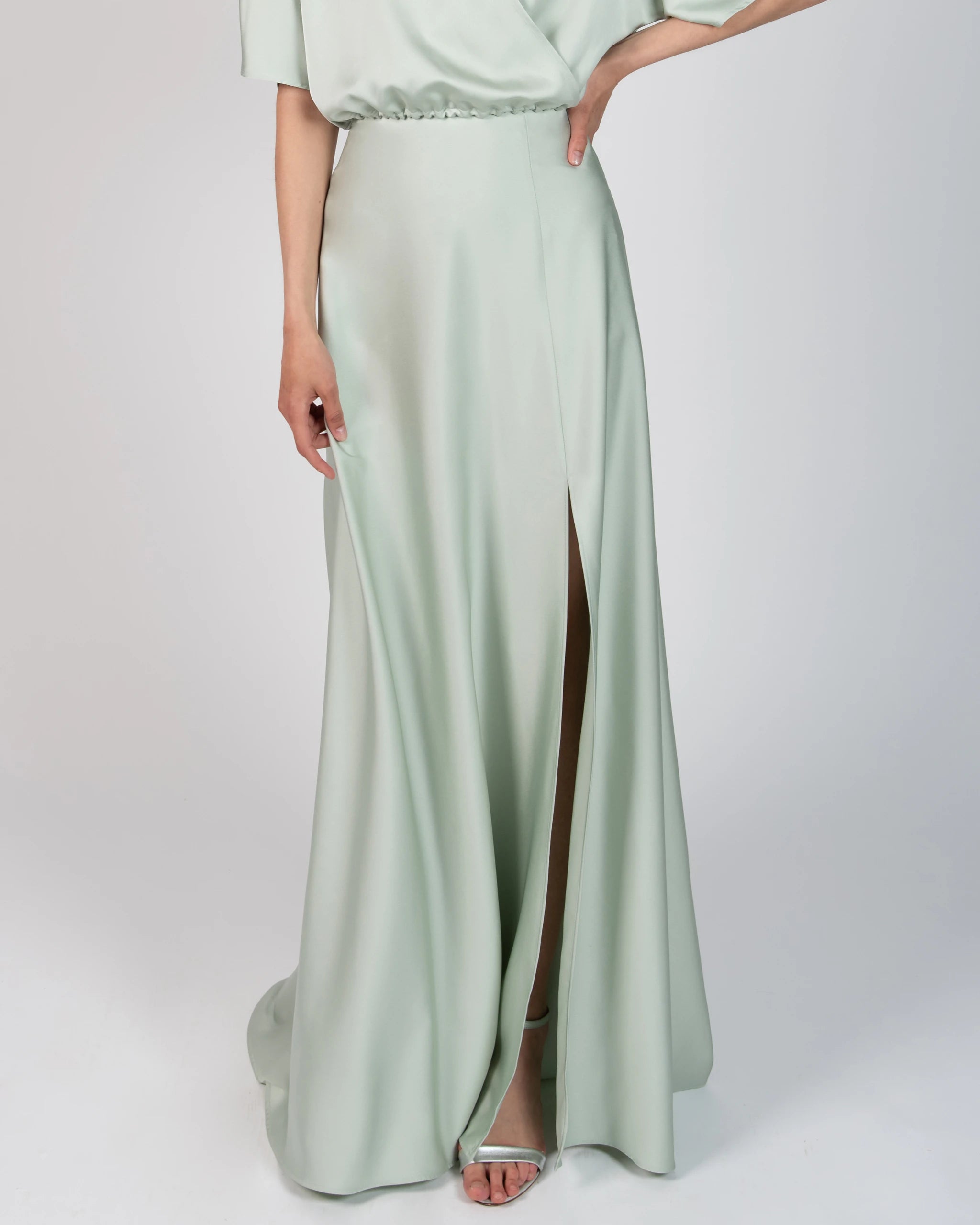Bodenlanger Satinrock mit Schlitz in salbeigrün Detailansicht