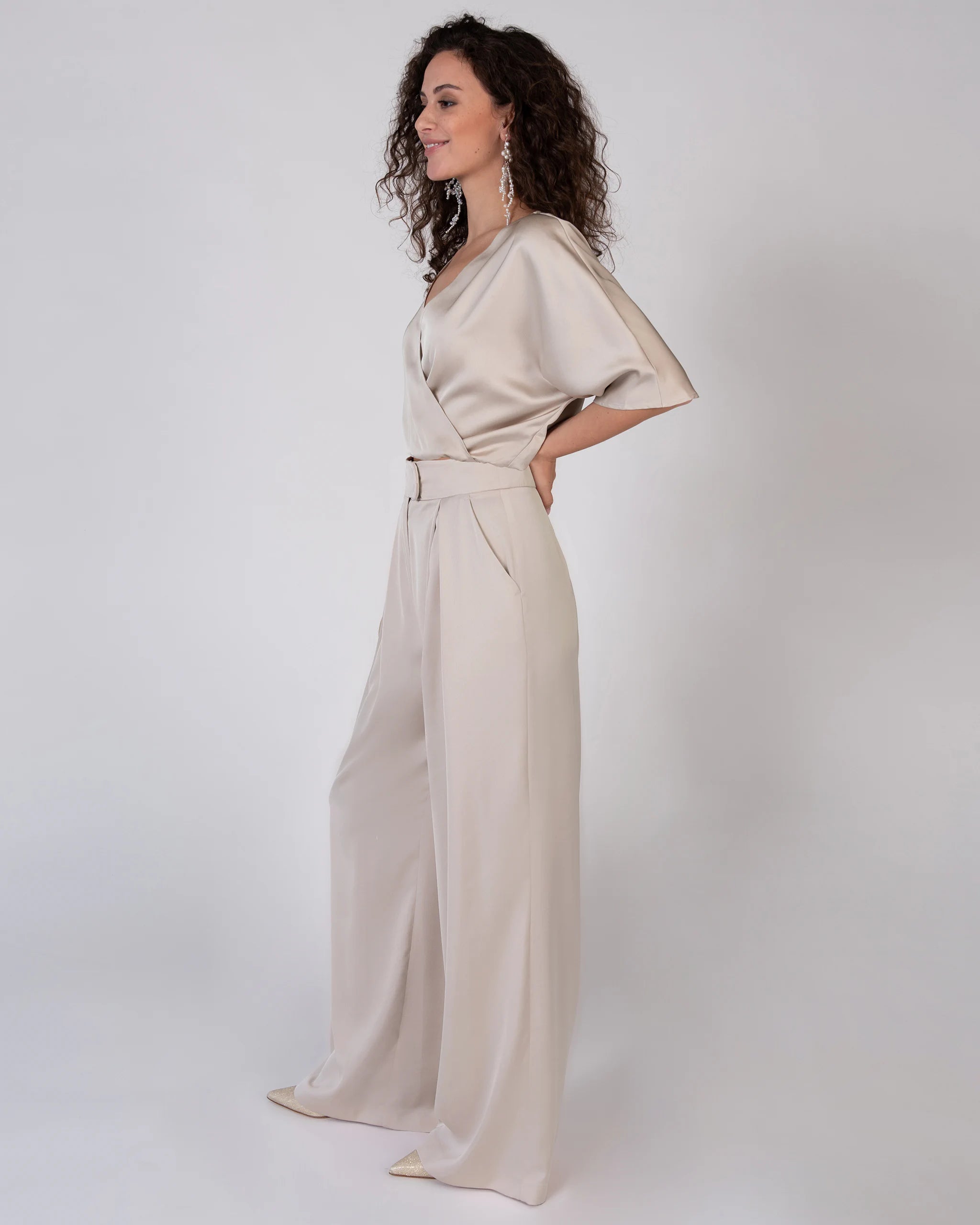 Marlene Hose aus elegantem Satin in champagne Ansicht seitlich