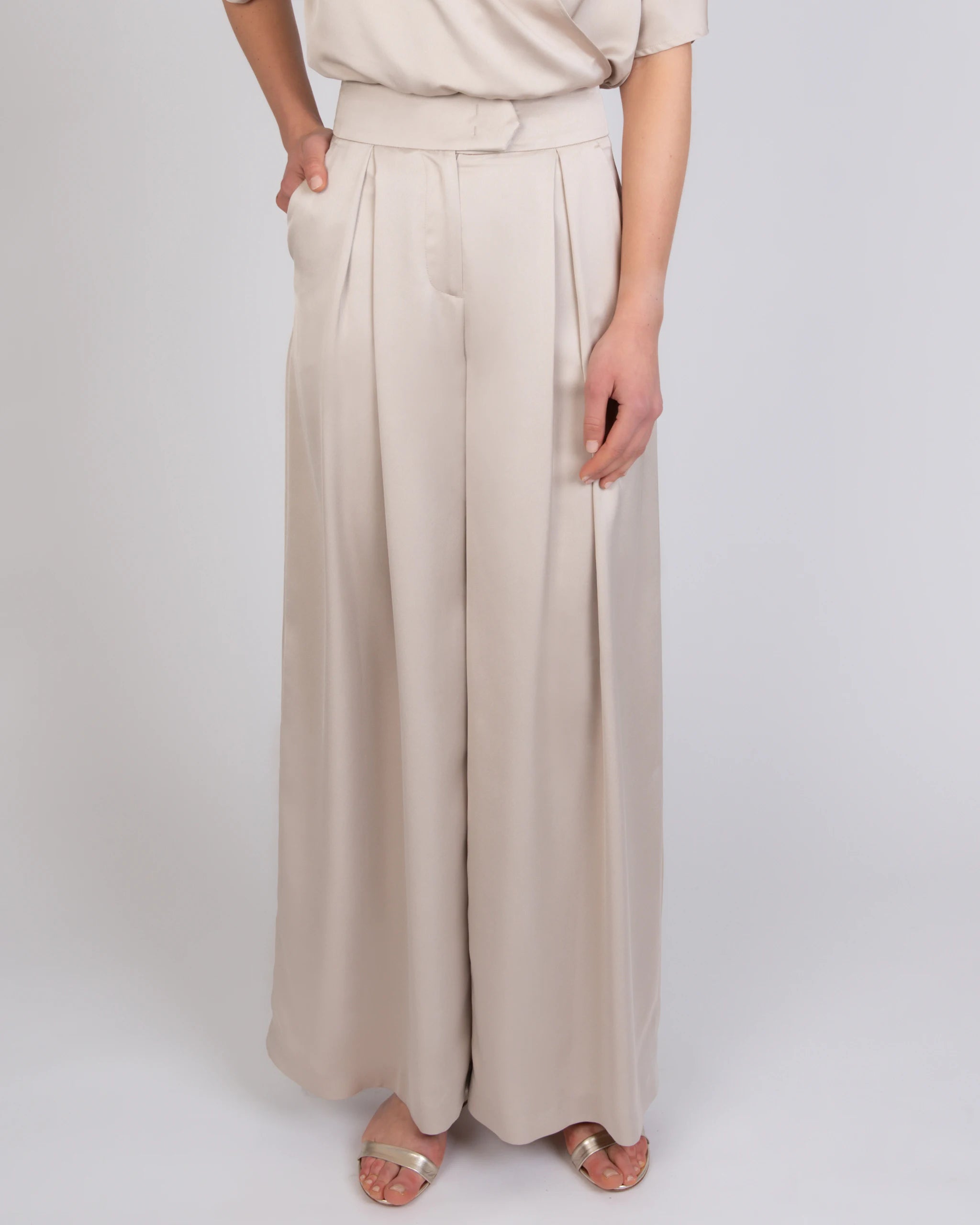 Marlene Hose aus elegantem Satin in champagne Detailansicht