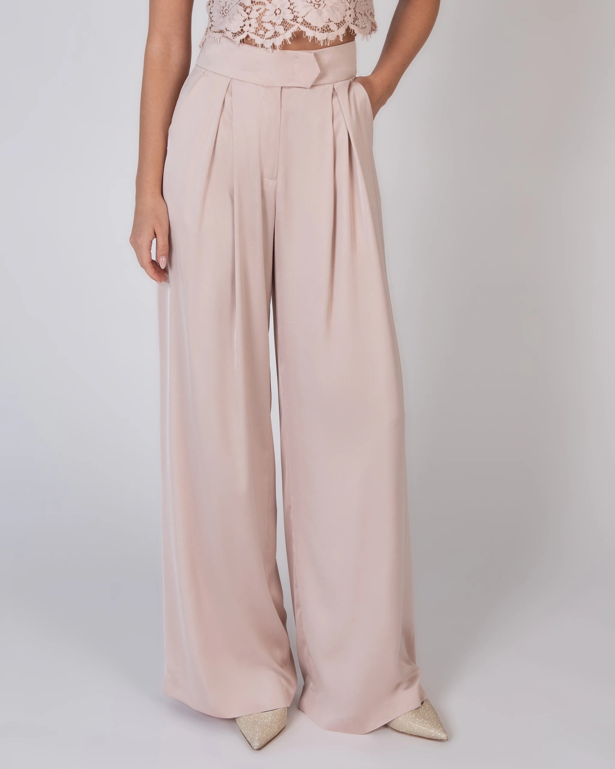 Marlene Hose aus elegantem Satin in faded blush Detailansicht