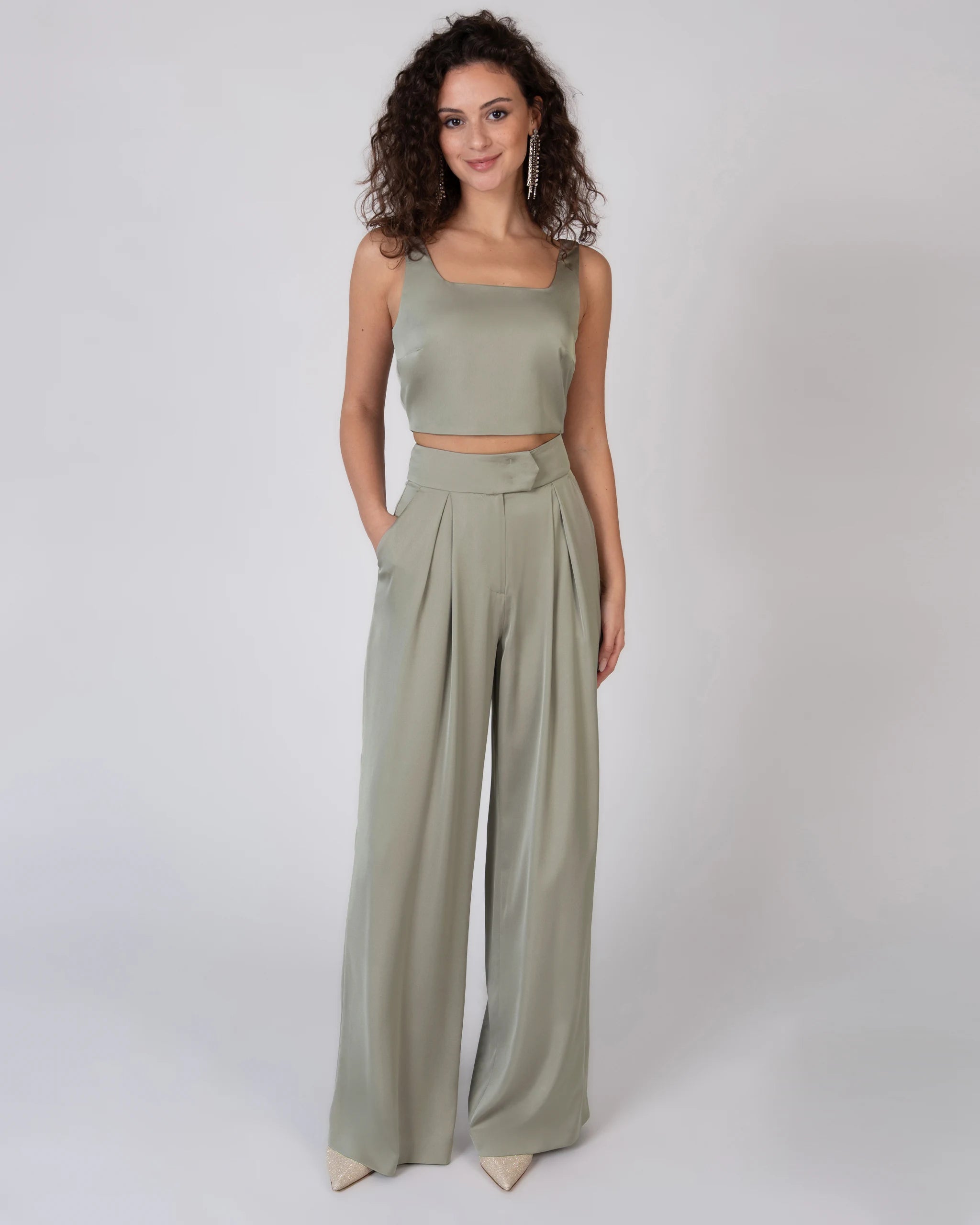 Marlene Hose aus elegantem Satin in olivgrün Ansicht vorne