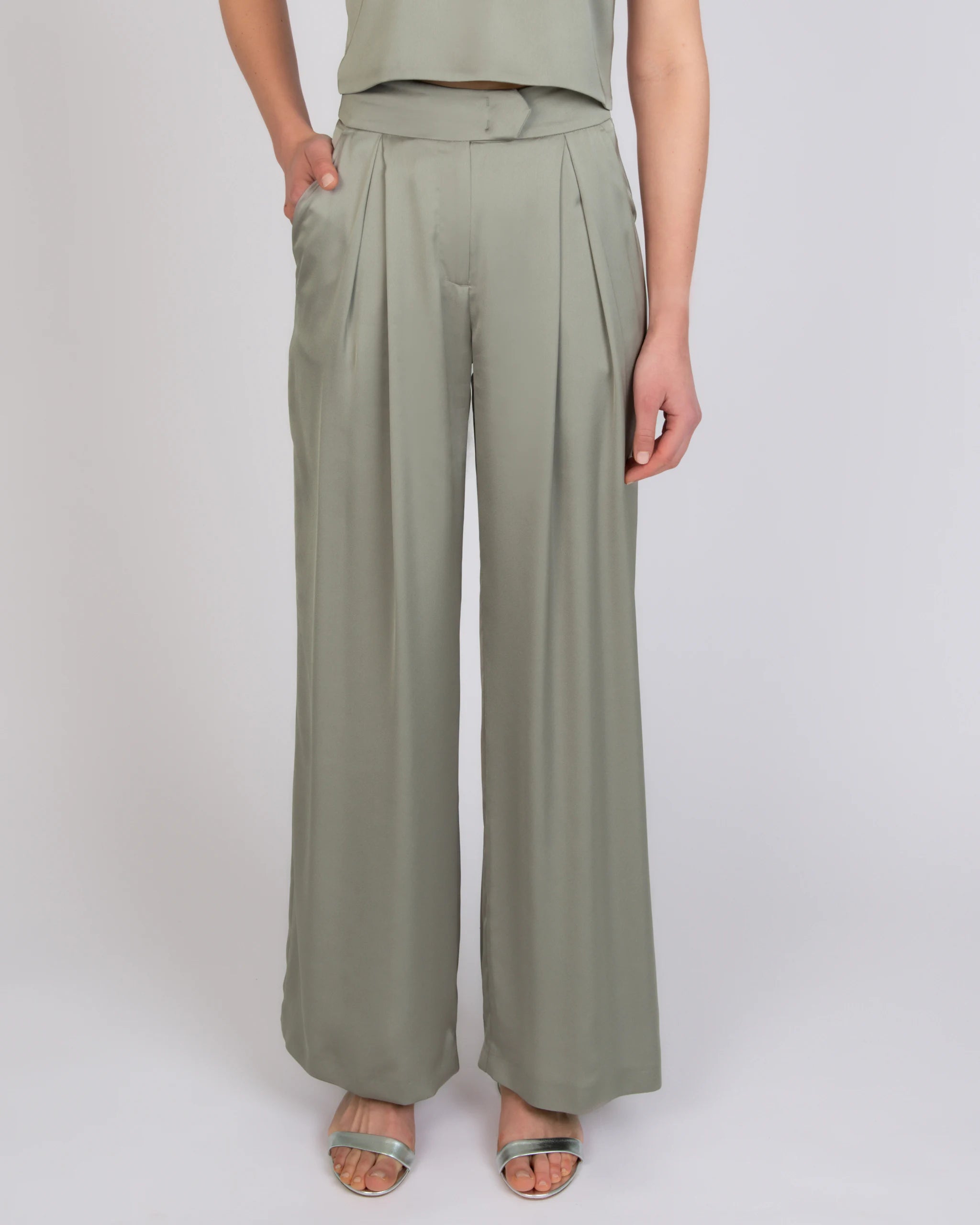 Marlene Hose aus elegantem Satin in olivgrün Detailansicht