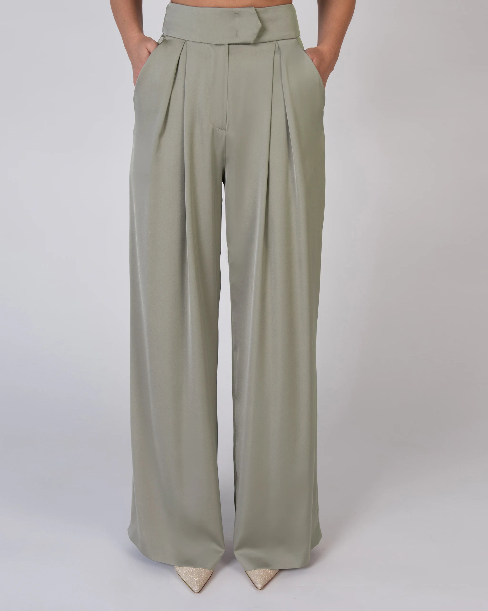 Marlene Hose aus elegantem Satin in olivgrün Detailansicht