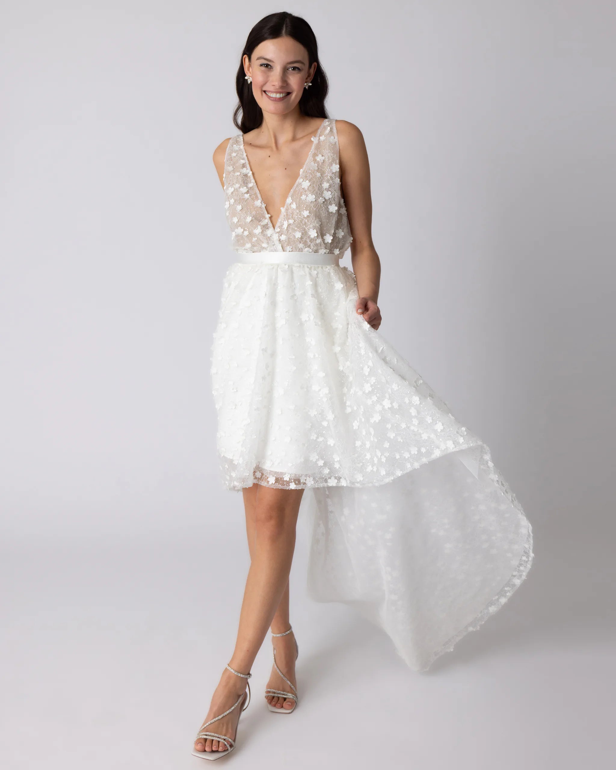 Asymmetrischer Braut Überrock aus Tüll mit 3D-Blumen und Pailletten Ansicht vorne