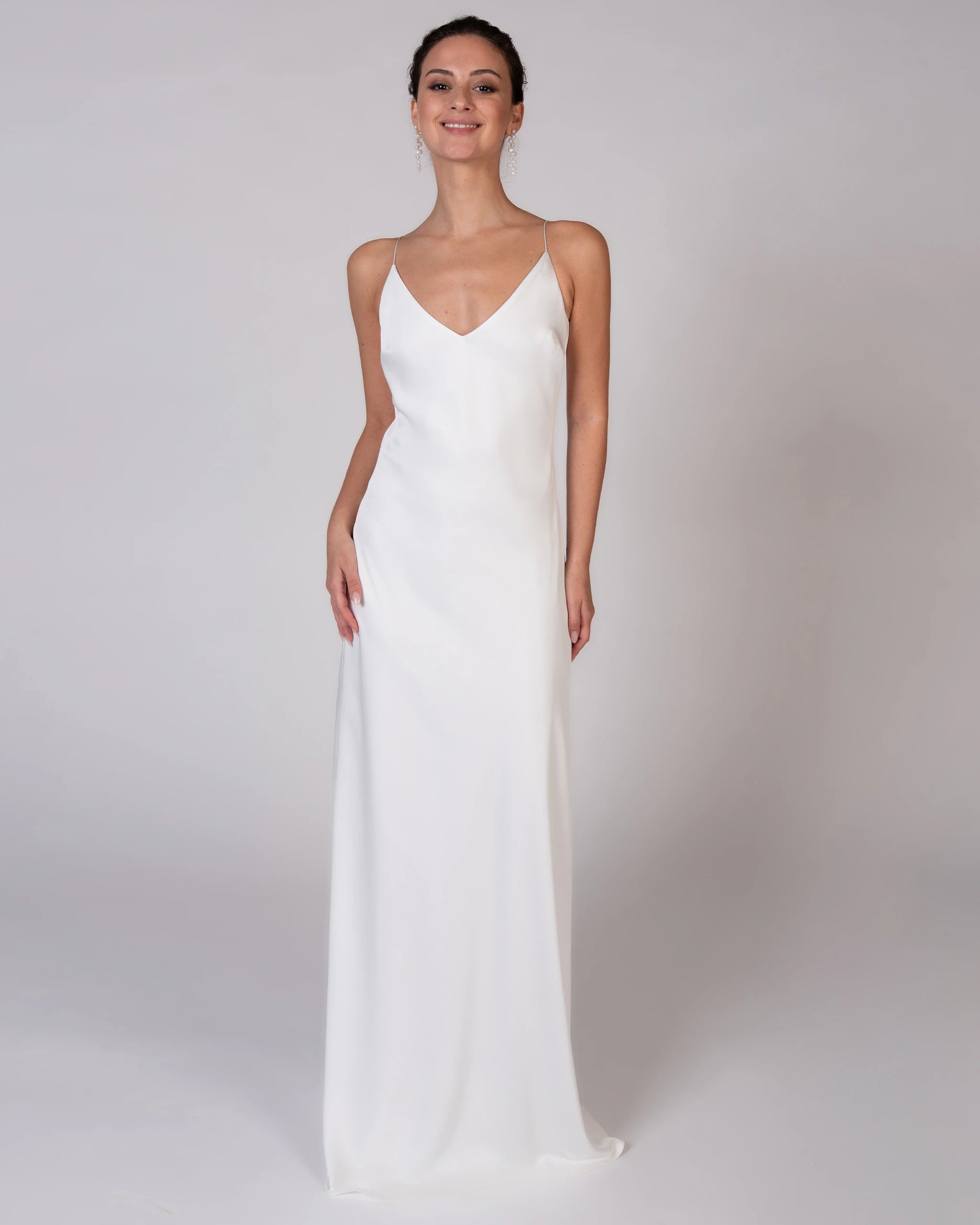 Bodenlanges schlichtes Satin Brautkleid Ansicht vorne