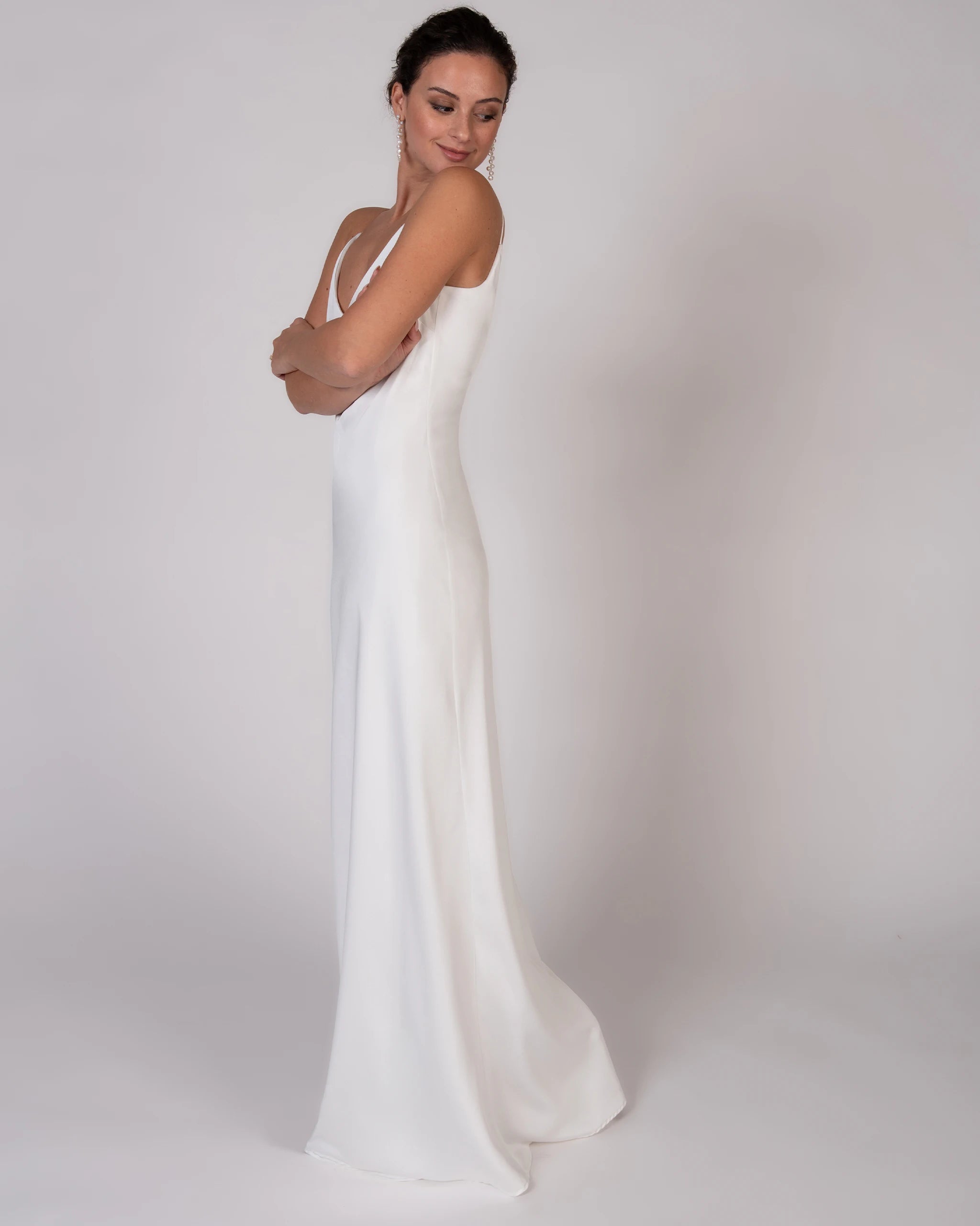 Bodenlanges schlichtes Satin Brautkleid Ansicht Seite