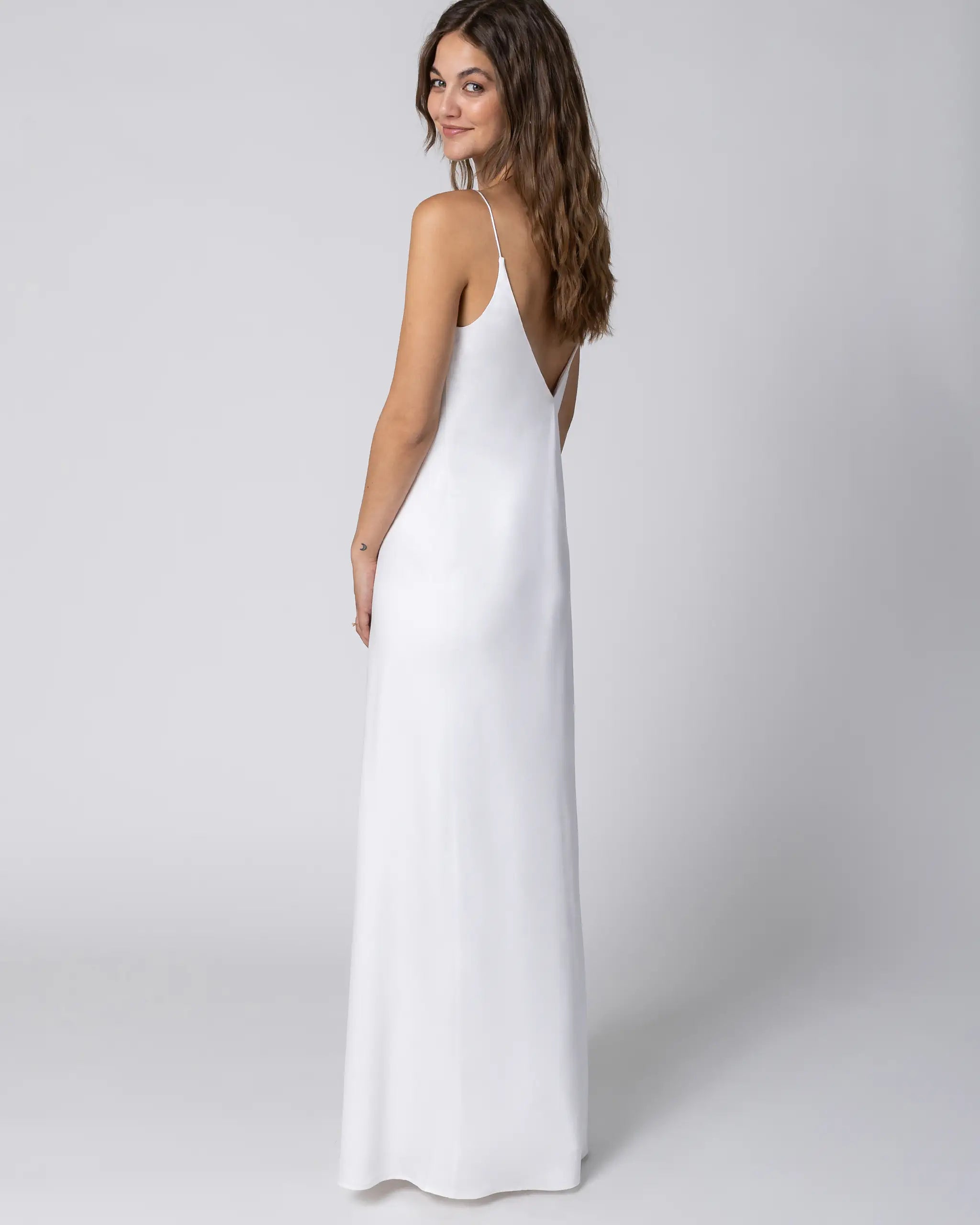 Bodenlanges schlichtes Satin Brautkleid Ansicht Seite