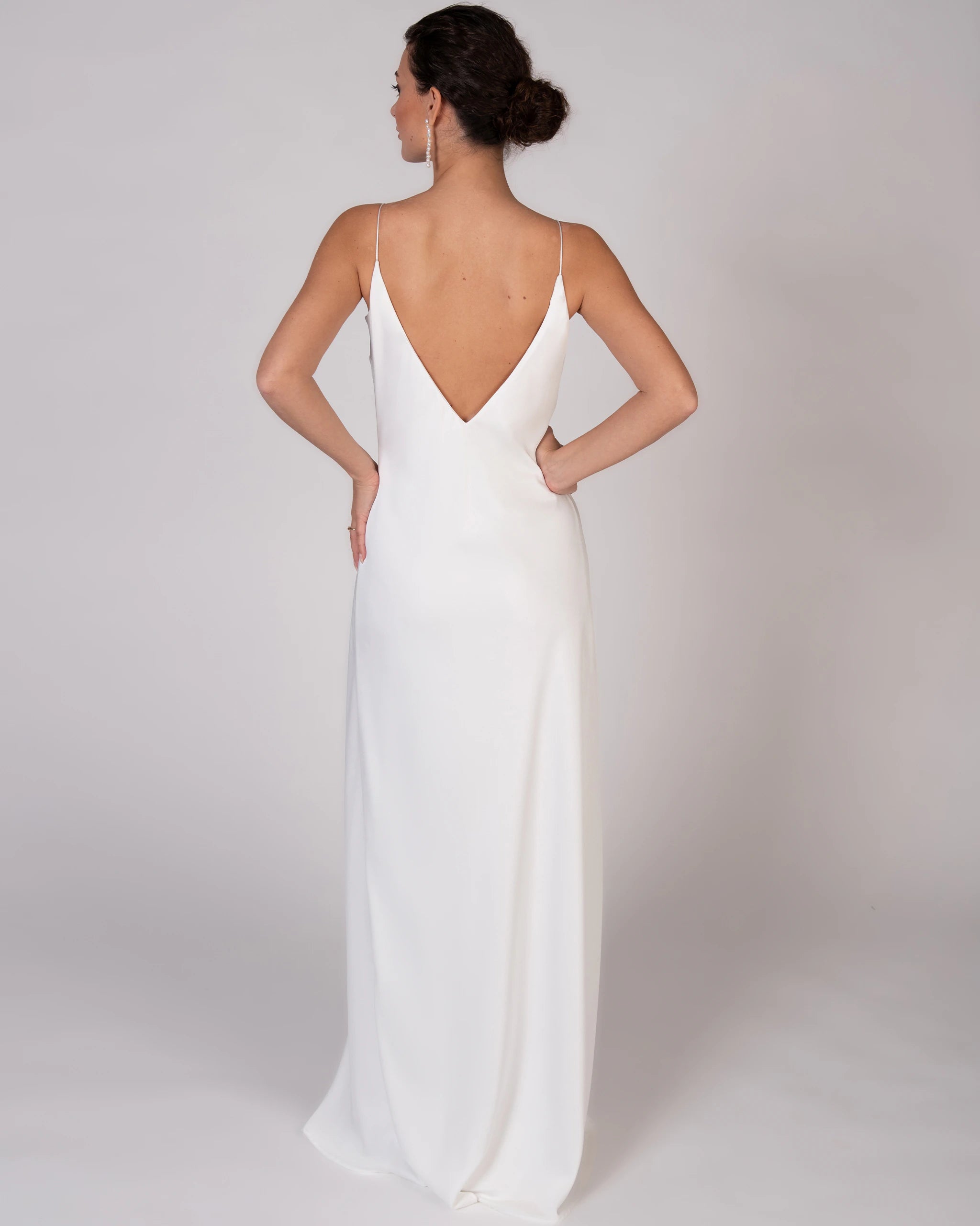 Bodenlanges schlichtes Satin Brautkleid Ansicht hinten