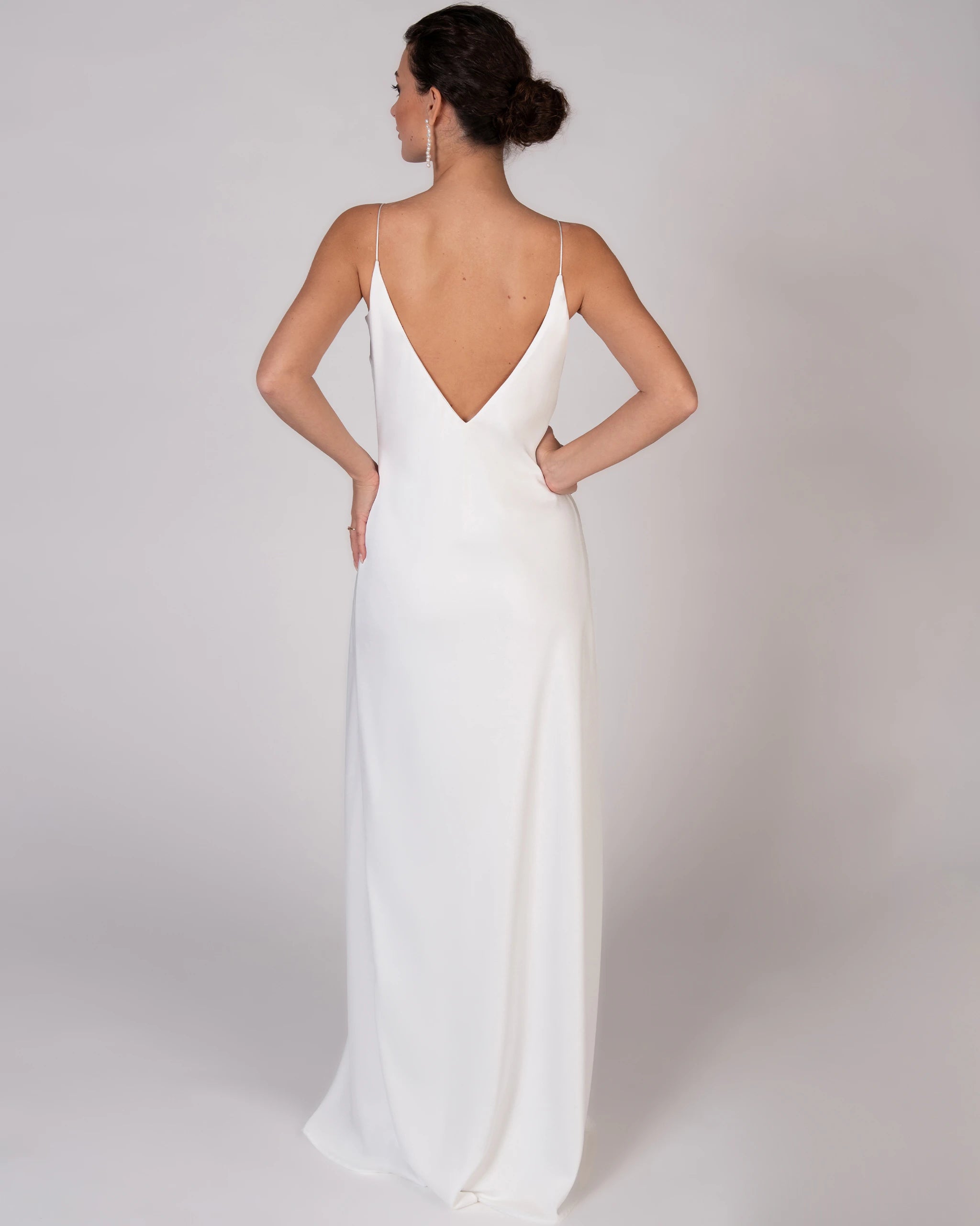 Bodenlanges schlichtes Satin Brautkleid Ansicht hinten