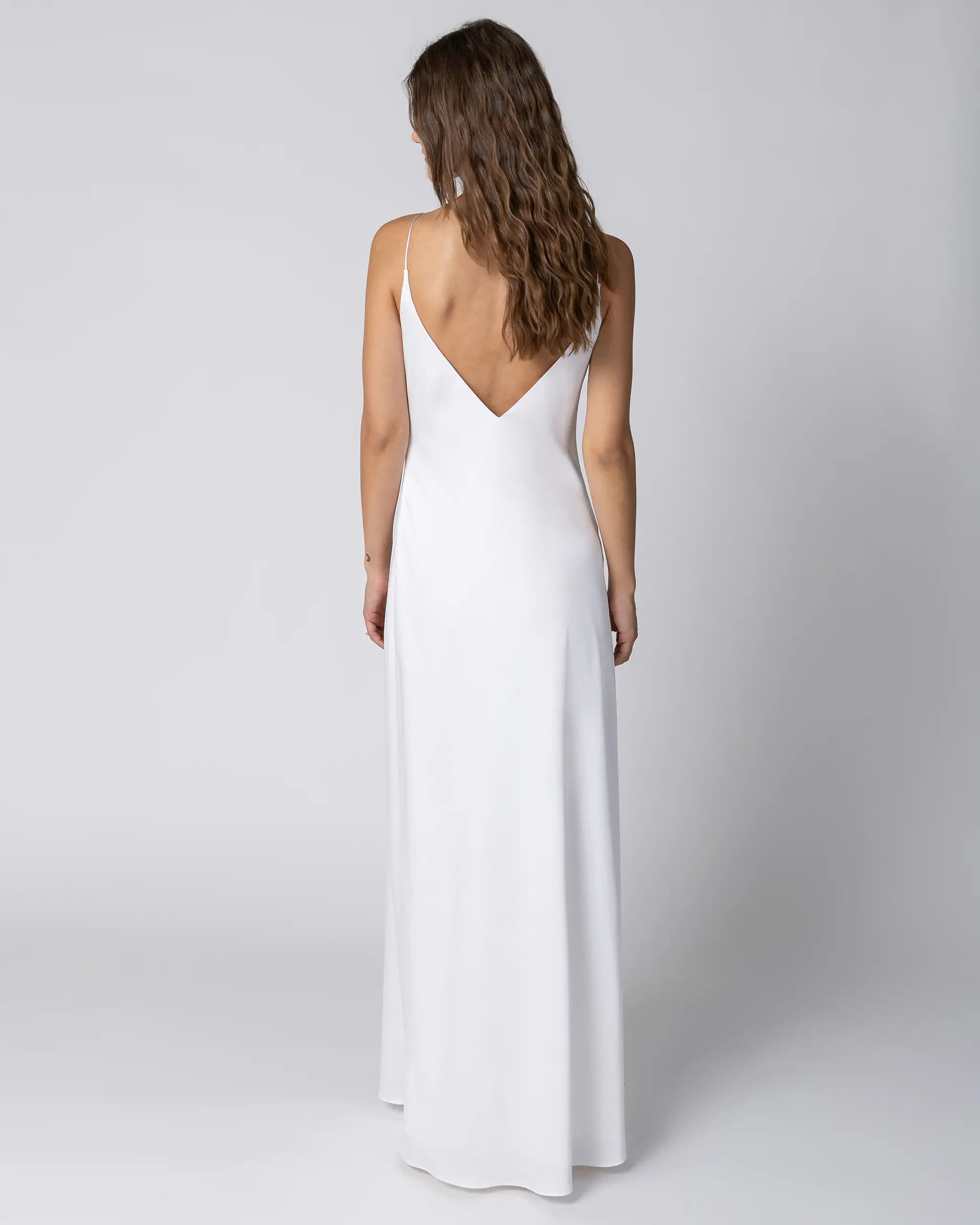 Bodenlanges schlichtes Satin Brautkleid Ansicht hinten