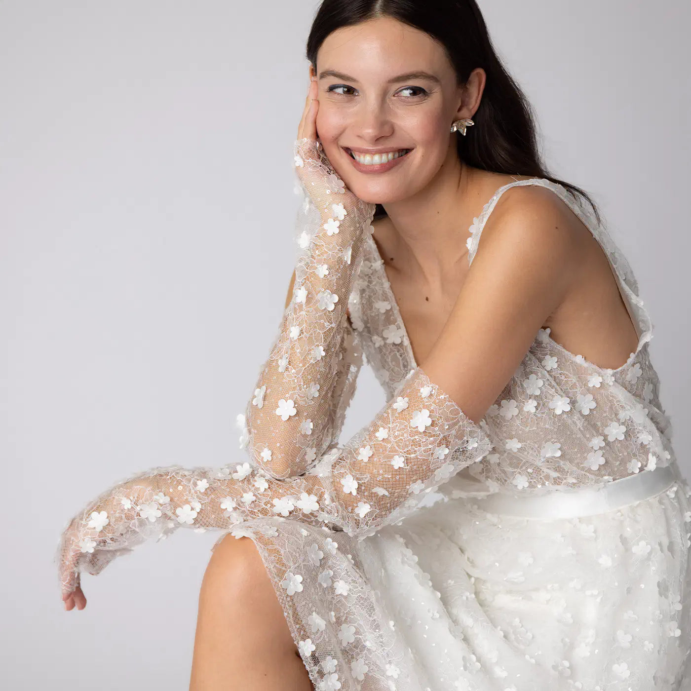 Modernes Brautkleid mit 3D Blütenapplikationen