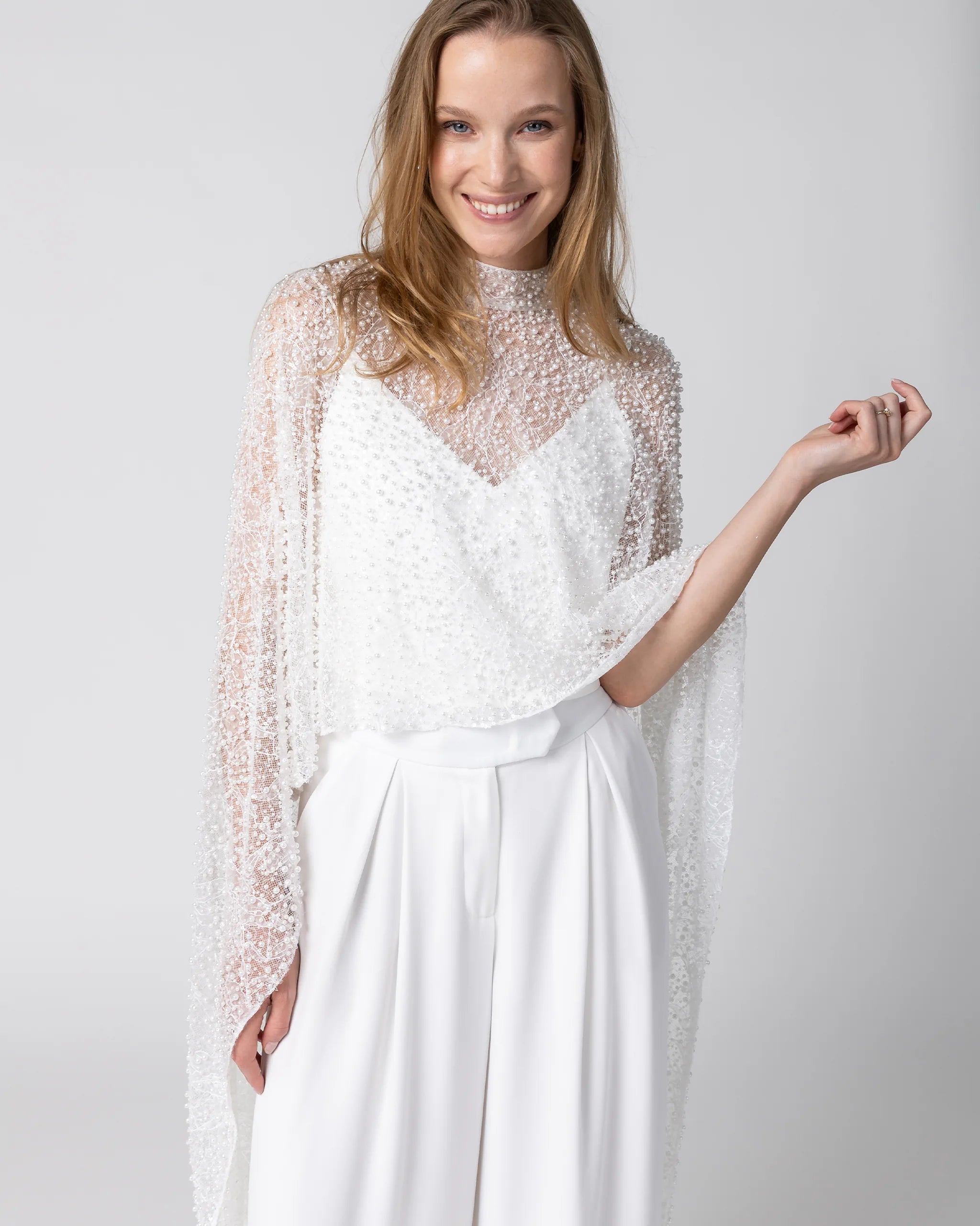 Moderner Winter Braut Jumpsuit mit Marlene Hose, Bralette Top und perlenbesetztem Braut Cape in Ivory