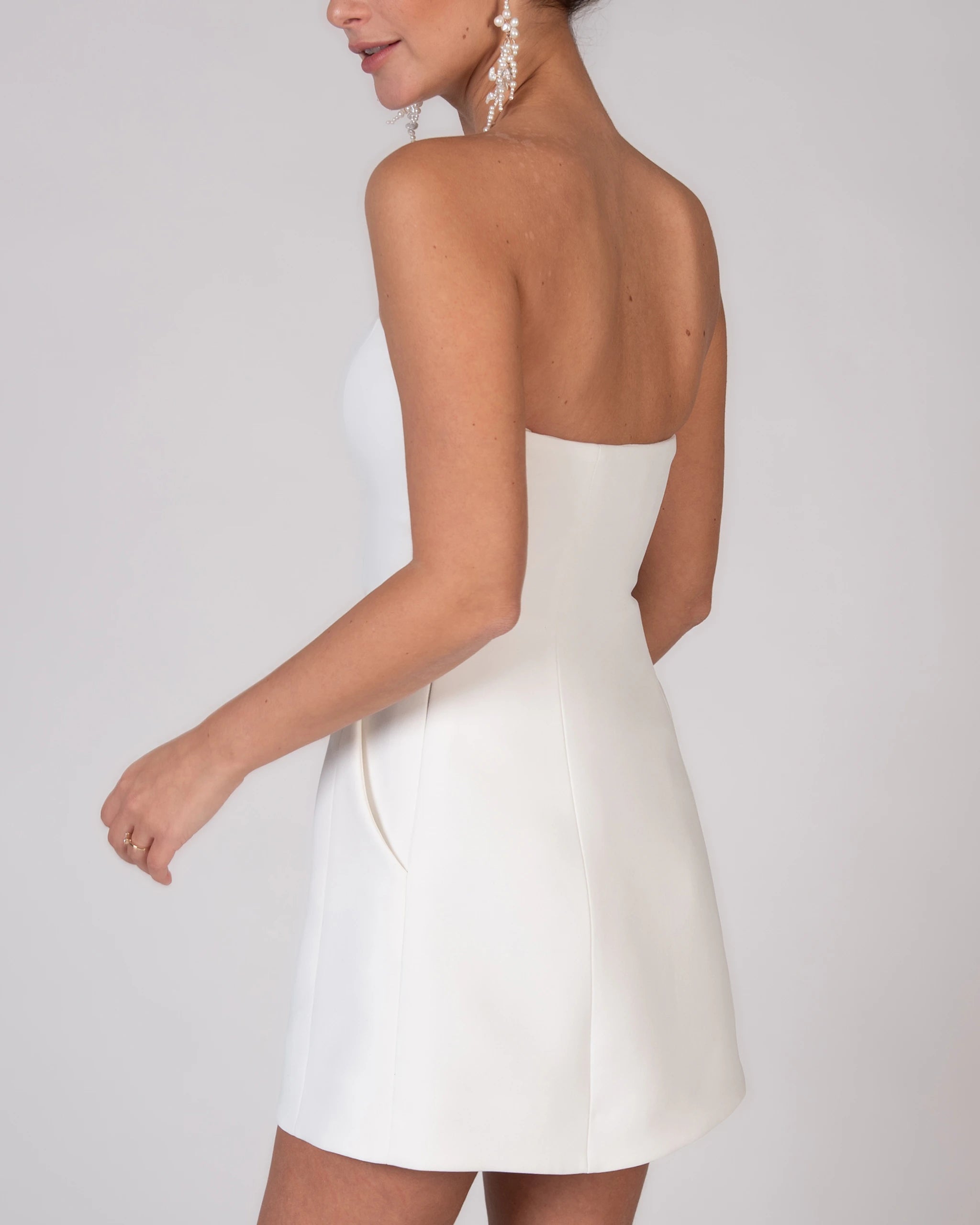 Modernes und kurzes Brautkleid mit Taschen für das Standesamt - Detailansicht