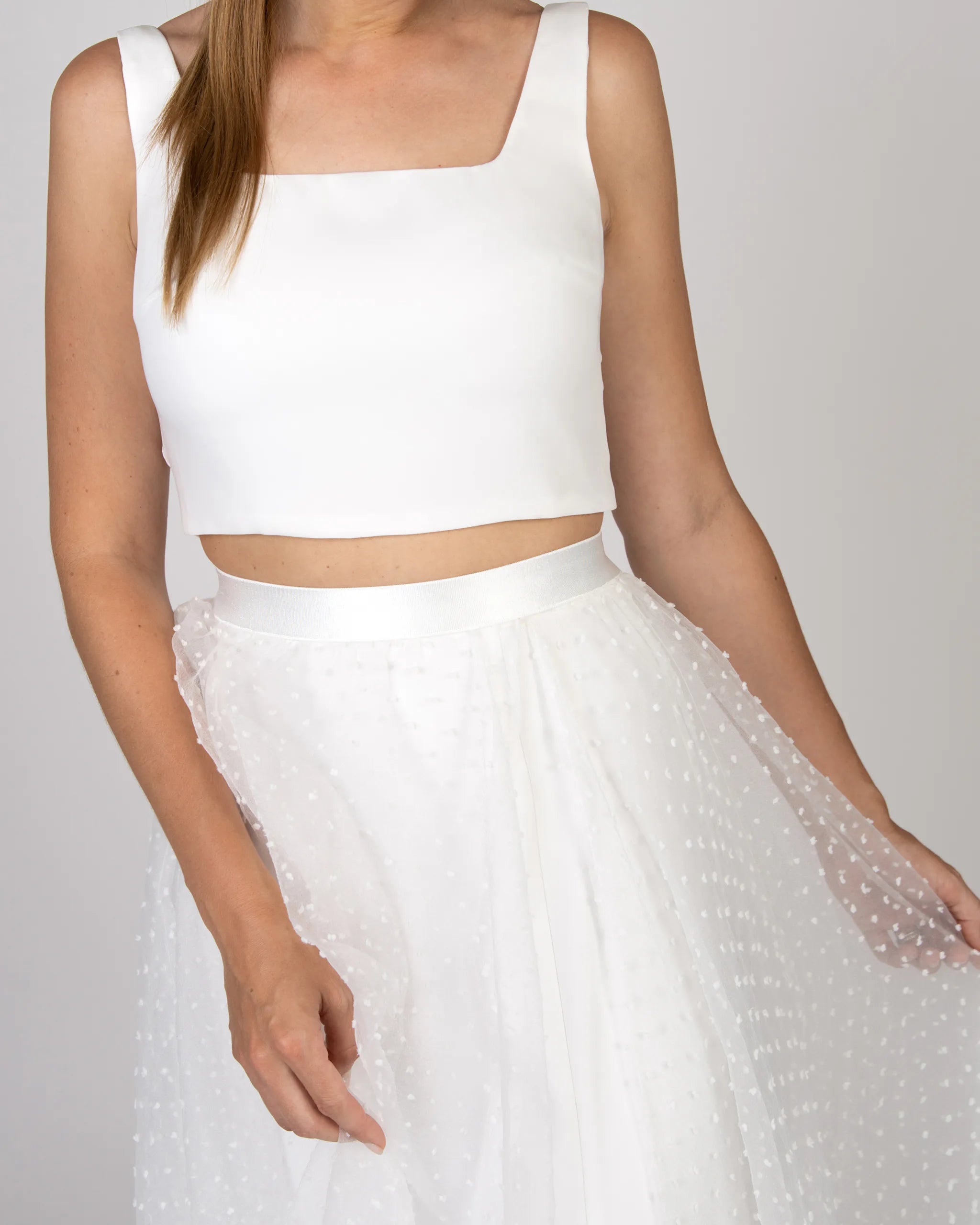 Moderner Brautkleid Zweiteiler mit wunderschönem Überrock mit Punkten und Crop Top - Detailansicht