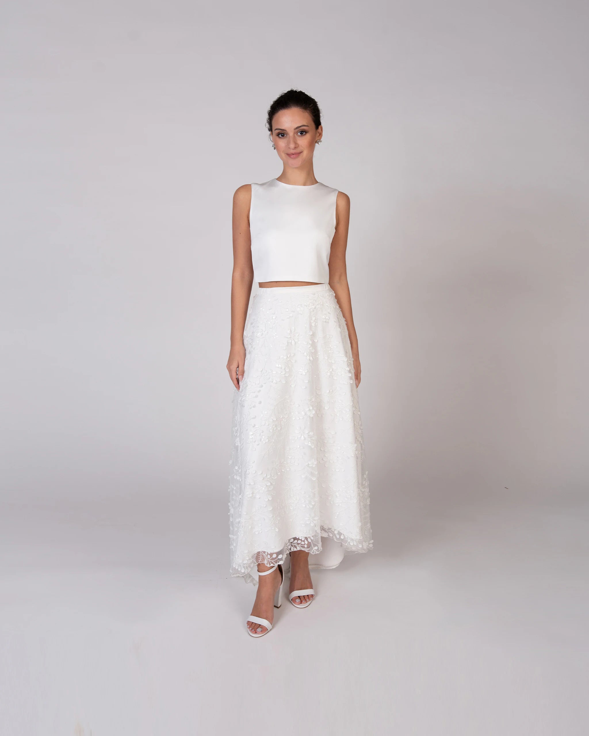 Brautkleid mit asymmetrischem Brautrock mit 3D-Bluetenapplikationen und Satin Top - Ansicht vorne