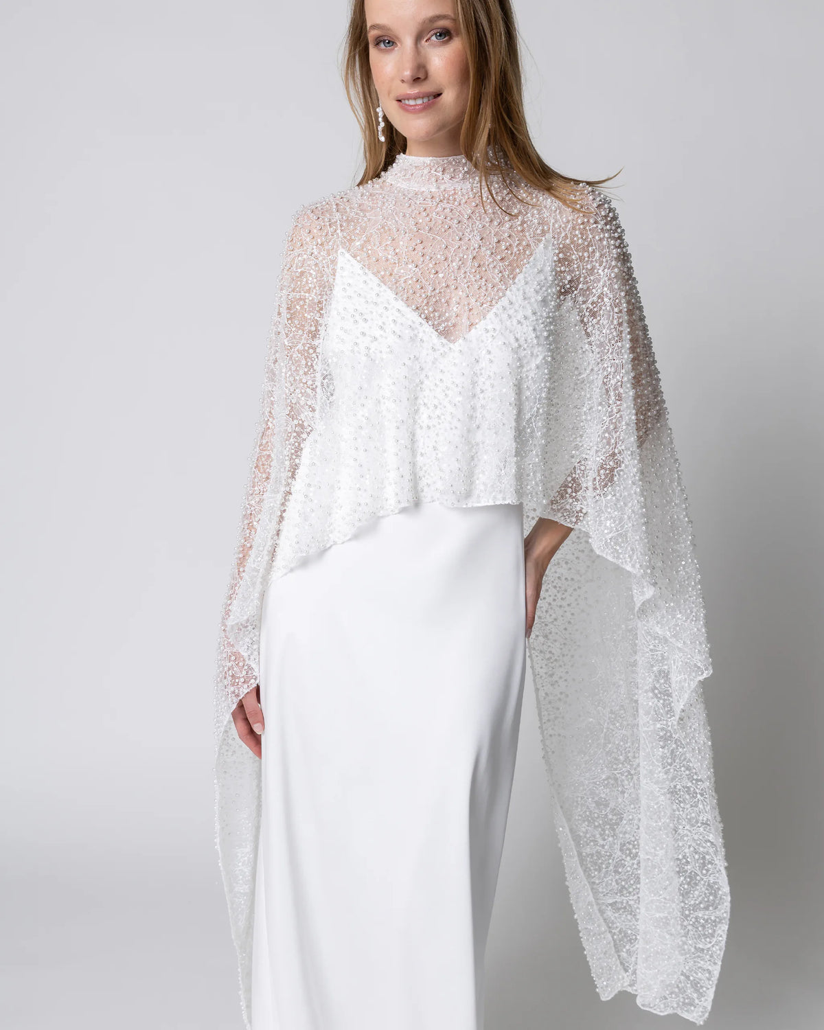 Modernes Hochzeitskleid mit schlichtem Slip Dress und perlenbesetztem Braut Cape in Ivory Detailansicht Perlen Cape